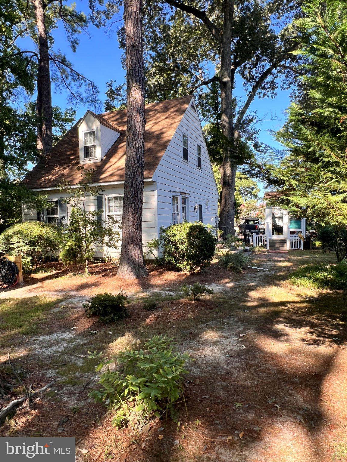 806 CALVERT AVENUE