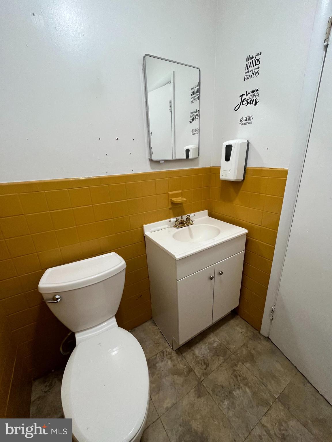 Main image without alt text