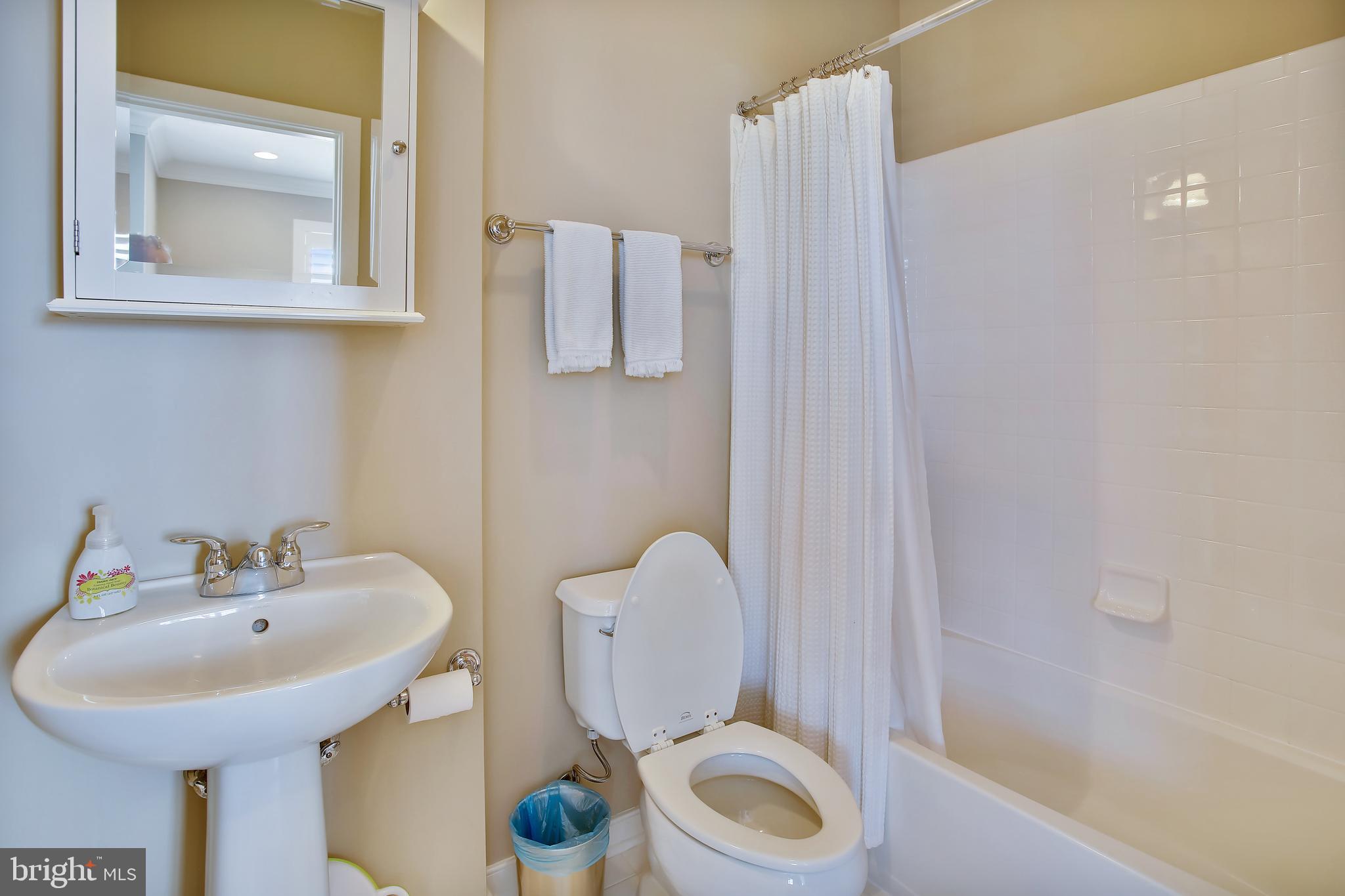 OLD TOWN COMMONS - Residential Lease