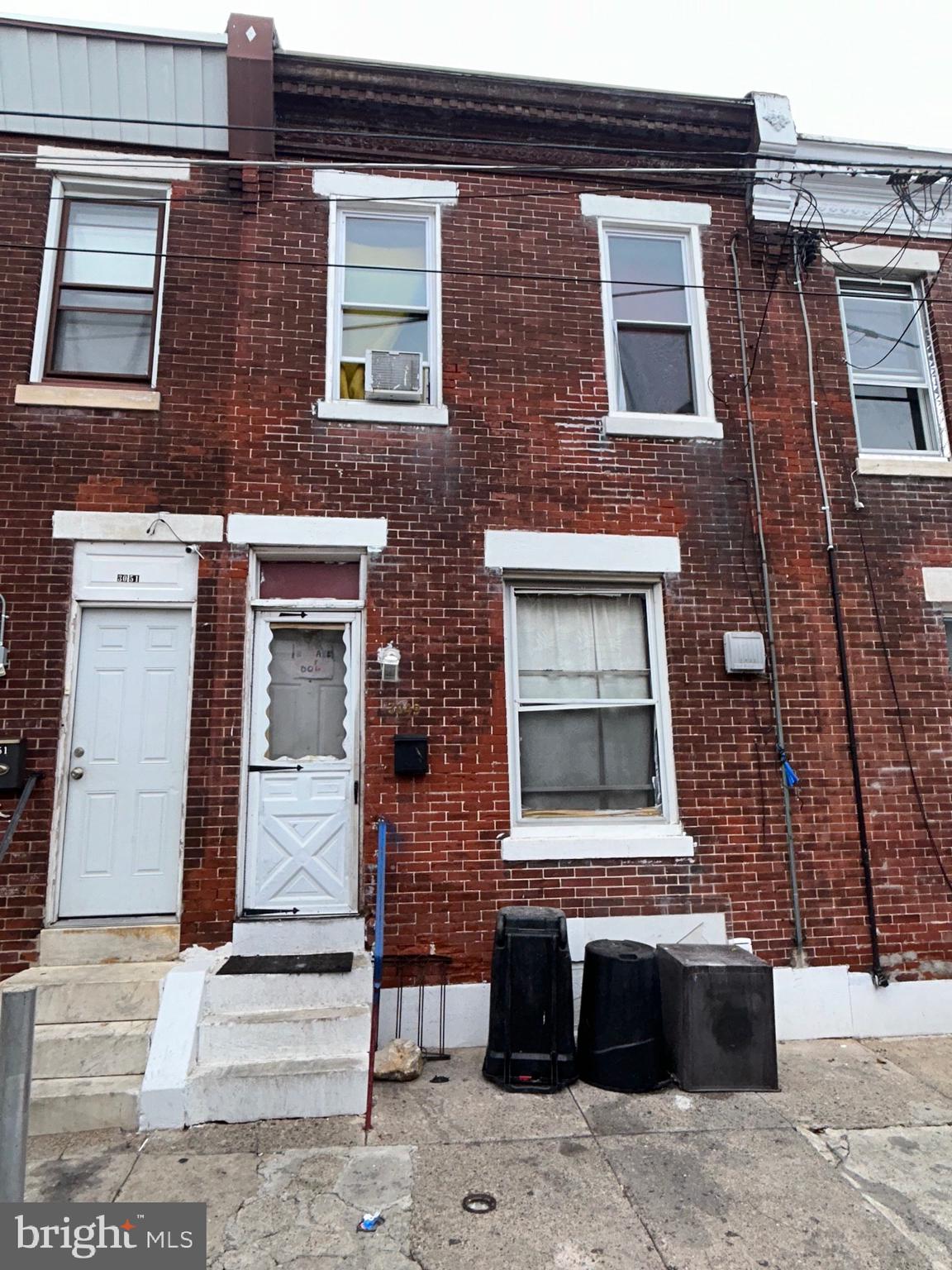🚨Investor Alert! 🚨
This 2 bedroom 1 bathroom townhouse located in Kensington is loaded with potential & is perfect for any buyer/investor that has a vision to flip it or rent it out to create passive income. This property has great bones and is just in need of some TLC and cosmetic work.
Contact me now to take advantage of this great investment opportunity!