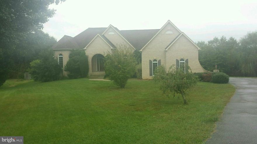 Large Spacious Home. Large kitchen, Large Bedrooms. Home is a delight to view and live in.