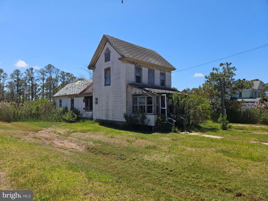 HOUSE WAS BEAUTIFUL BACK IN ITS DAY..ALOT OF SWEAT EQUITY COULD MAKE IT  HAPPEN AGAIN...OR BUILD YOUR OWN VACATION HOUSE OR DREAM HOME ON THIS LARGE LOT IN A NICE LOCATION  CLOSE TO WATER, BRING YOUR BOAT AND CRAB NETS, JENKINS CREEK PUBLIC BOAT RAMP IN RIGHT DOWN THE ROAD. LOT HAS PUBLIC SEWER RUNNING TO IT, NEEDS TO BE HOOKED UP.  MANY POSSIBILITIES FOR THIS PRICE!!