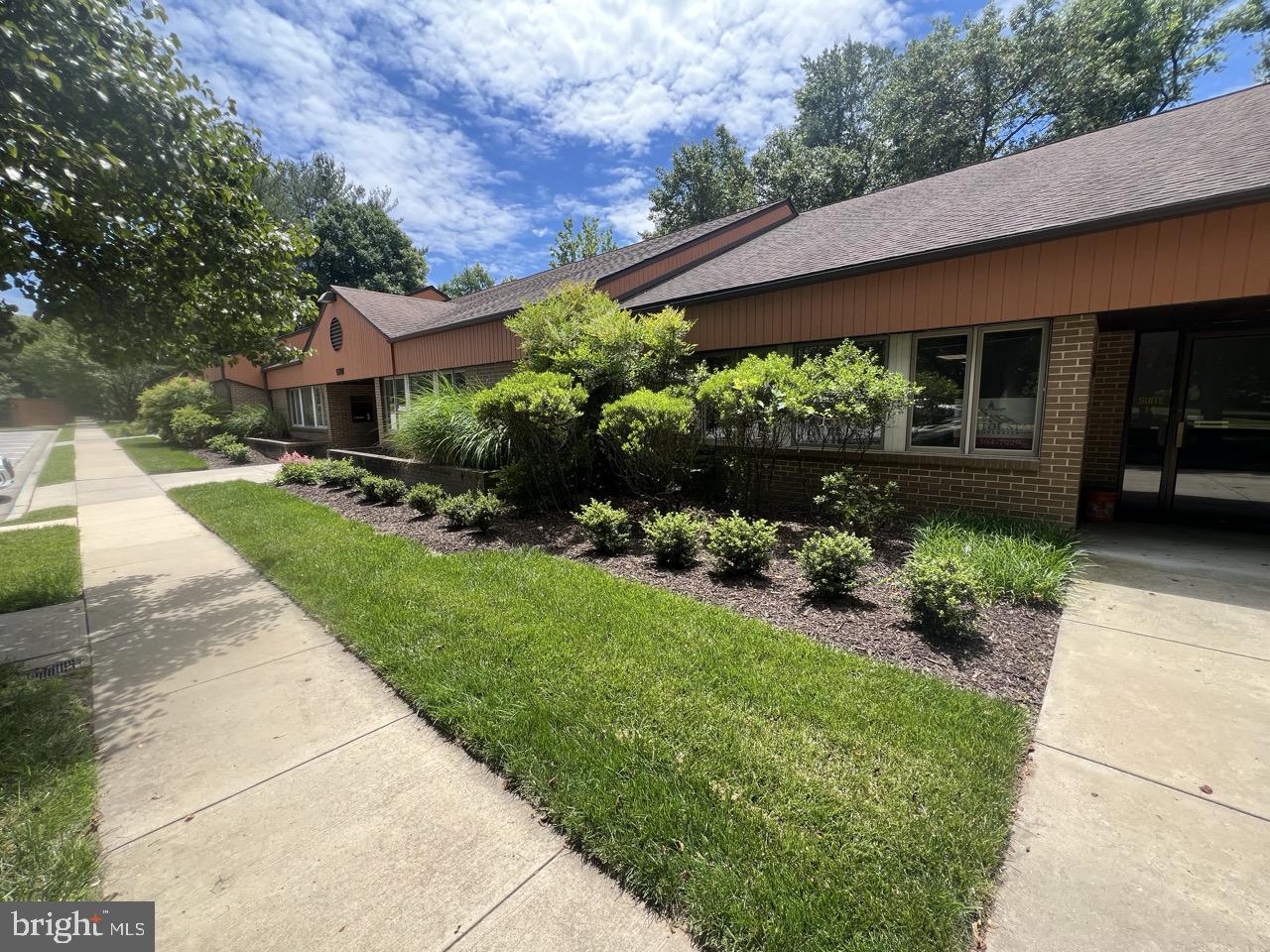 VILLAGE OF OAKLAND MILLS - Commercial Lease