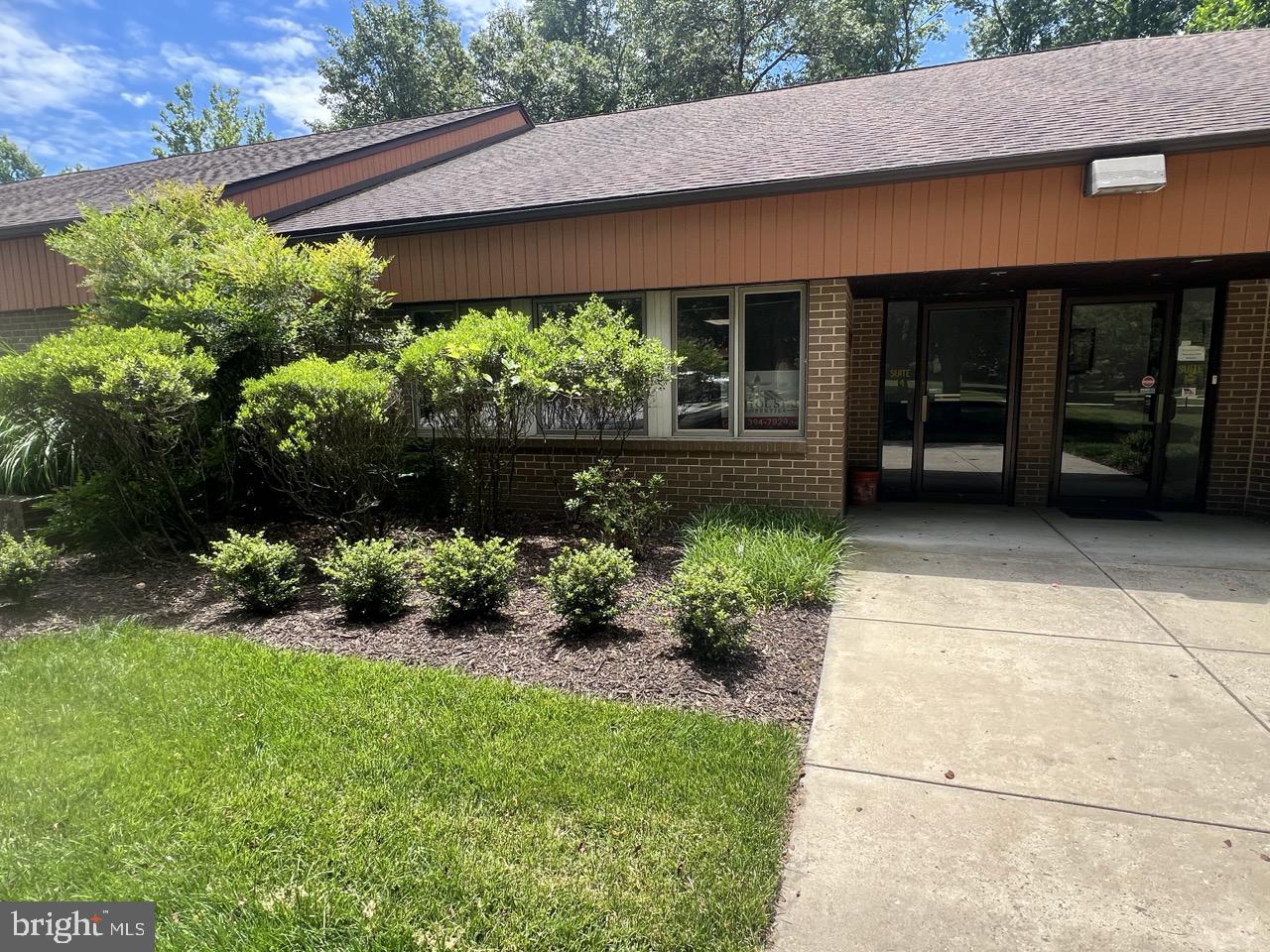 VILLAGE OF OAKLAND MILLS - Commercial Lease