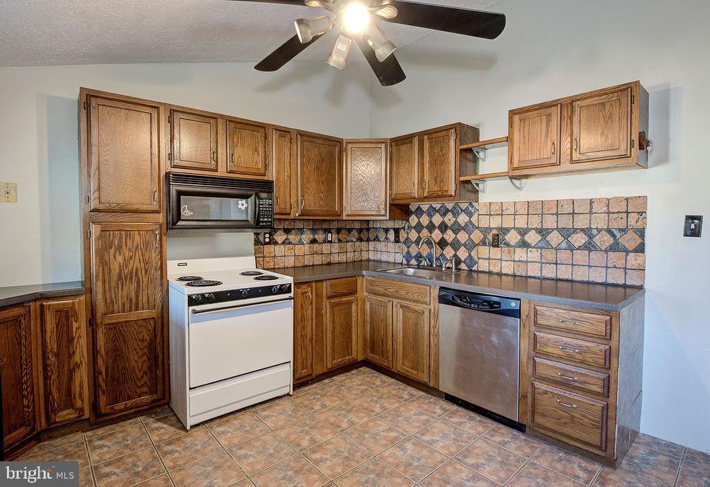 FEASTERVILLE - Residential Lease