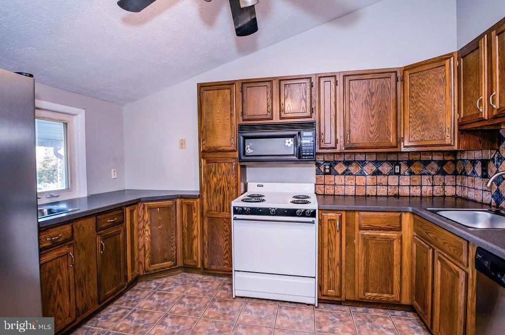 FEASTERVILLE - Residential Lease