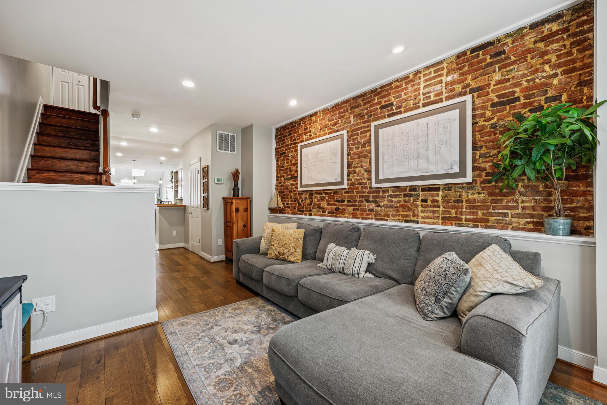 LOCUST POINT - Residential