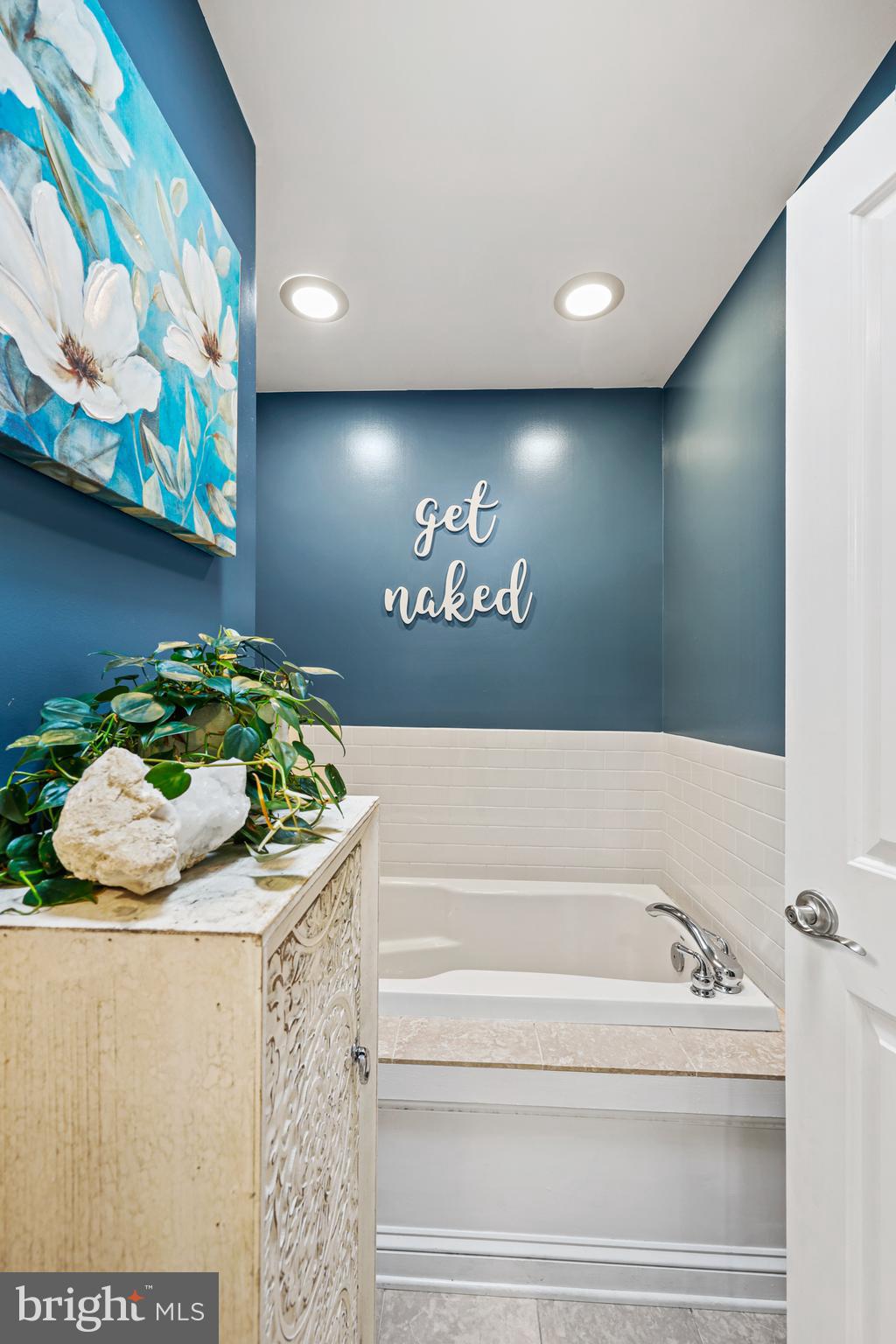 LOCUST POINT - Residential