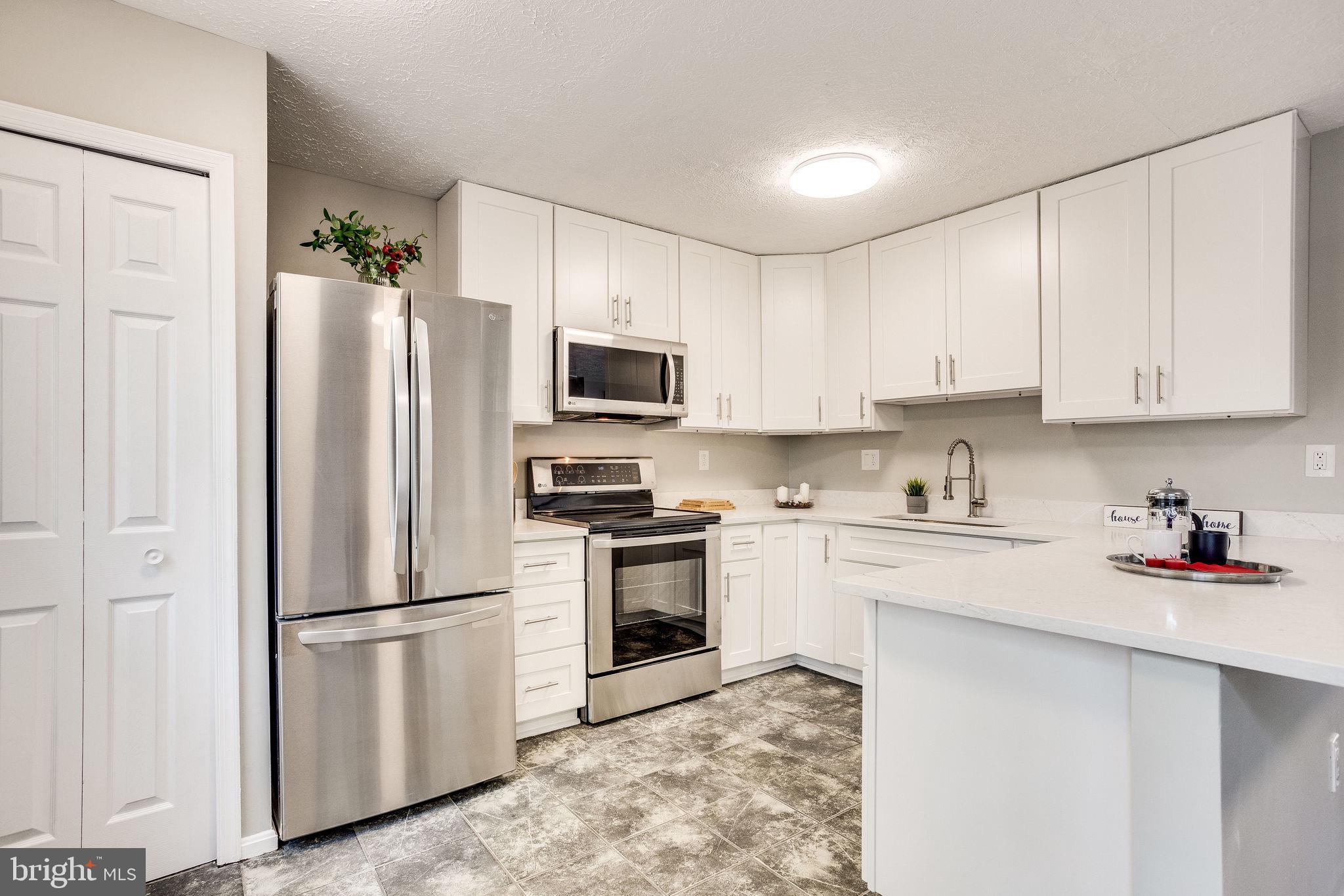 ST CHARLES HAMPSHIRE - Residential