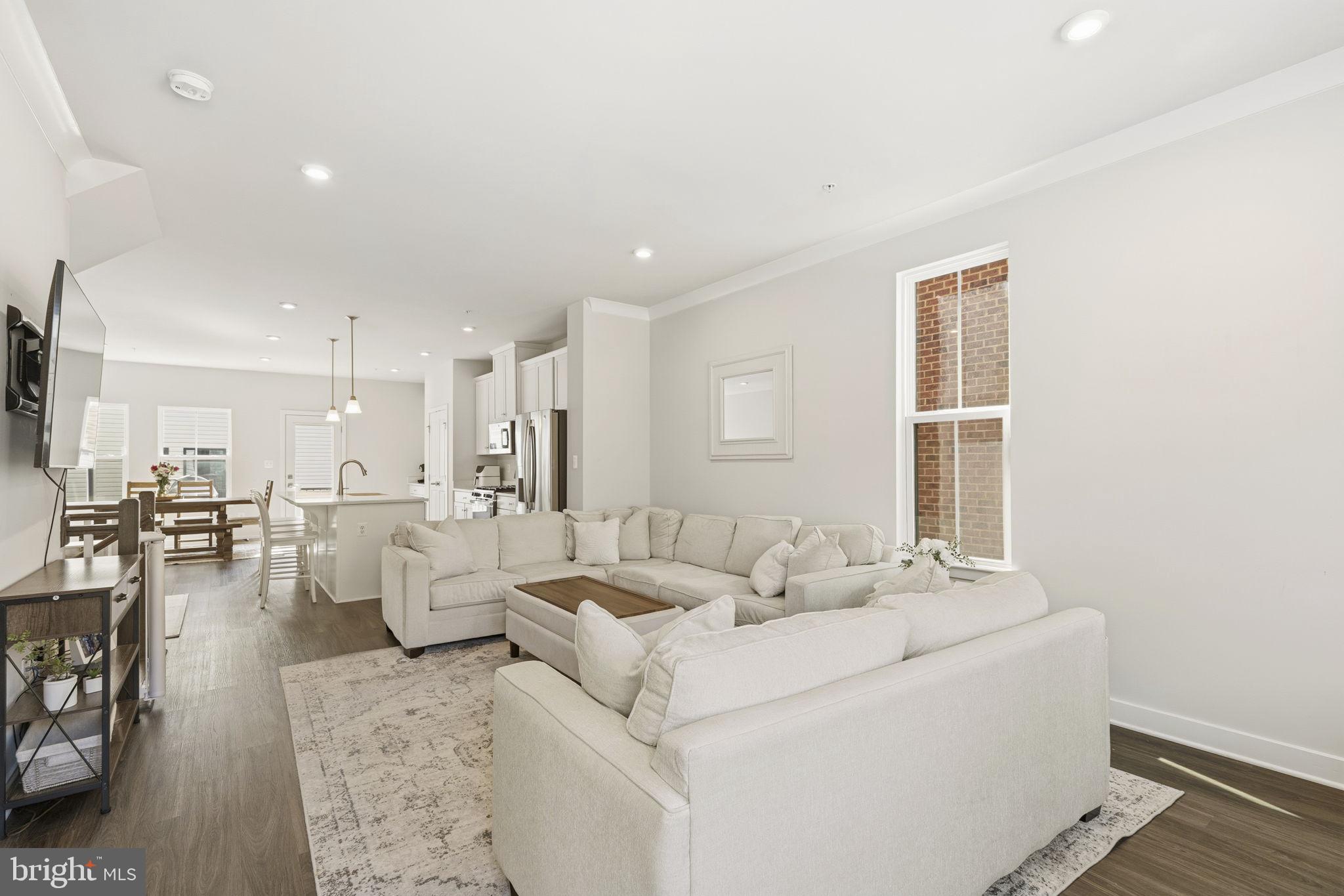 LOCUST POINT - Residential