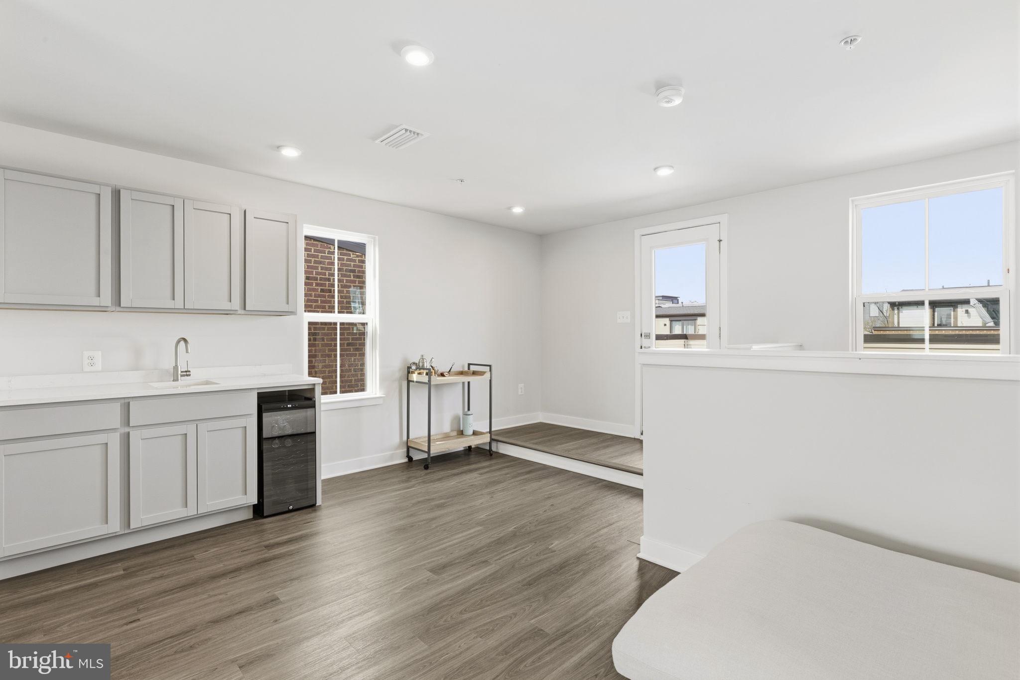 LOCUST POINT - Residential