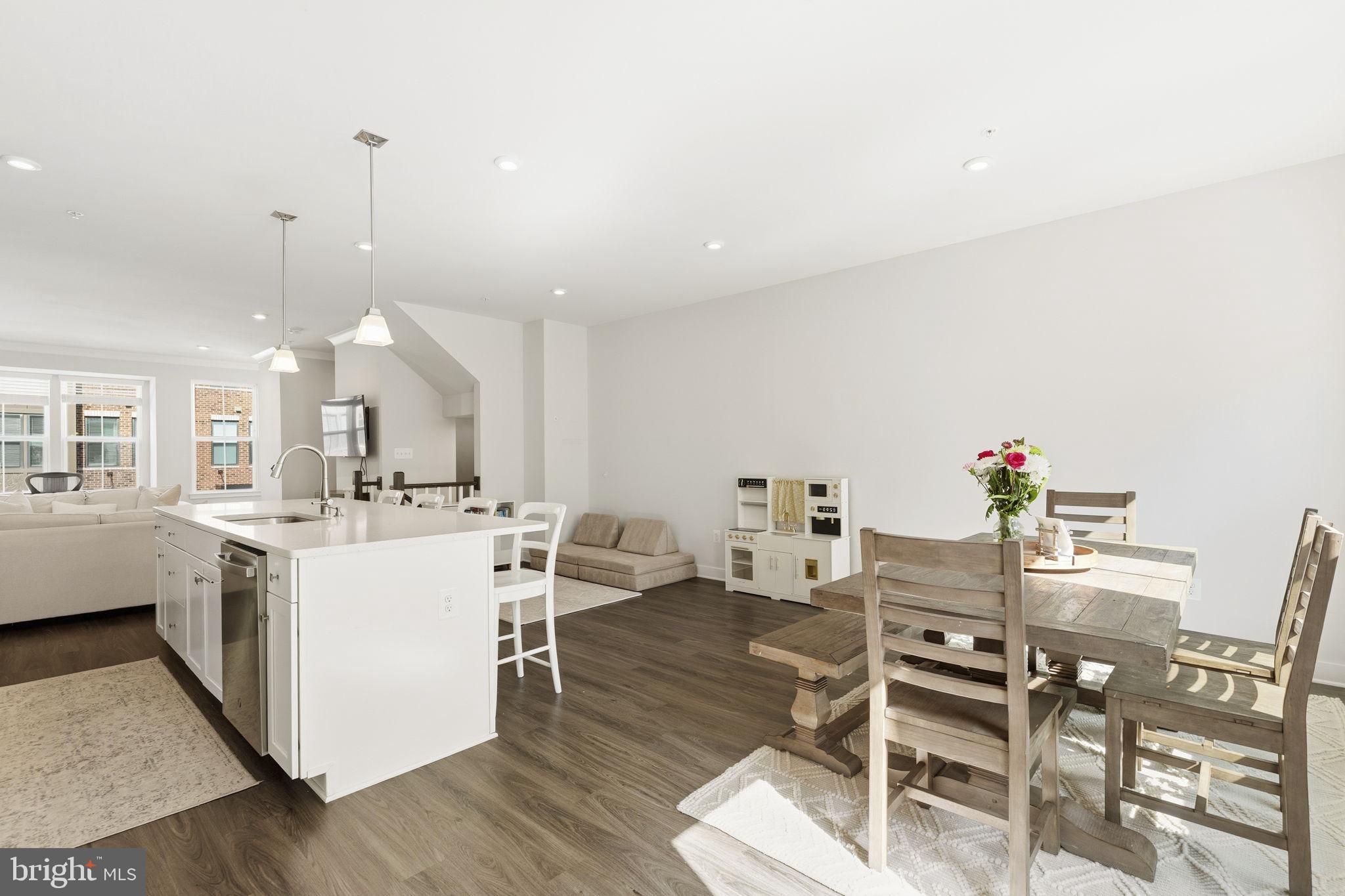 LOCUST POINT - Residential