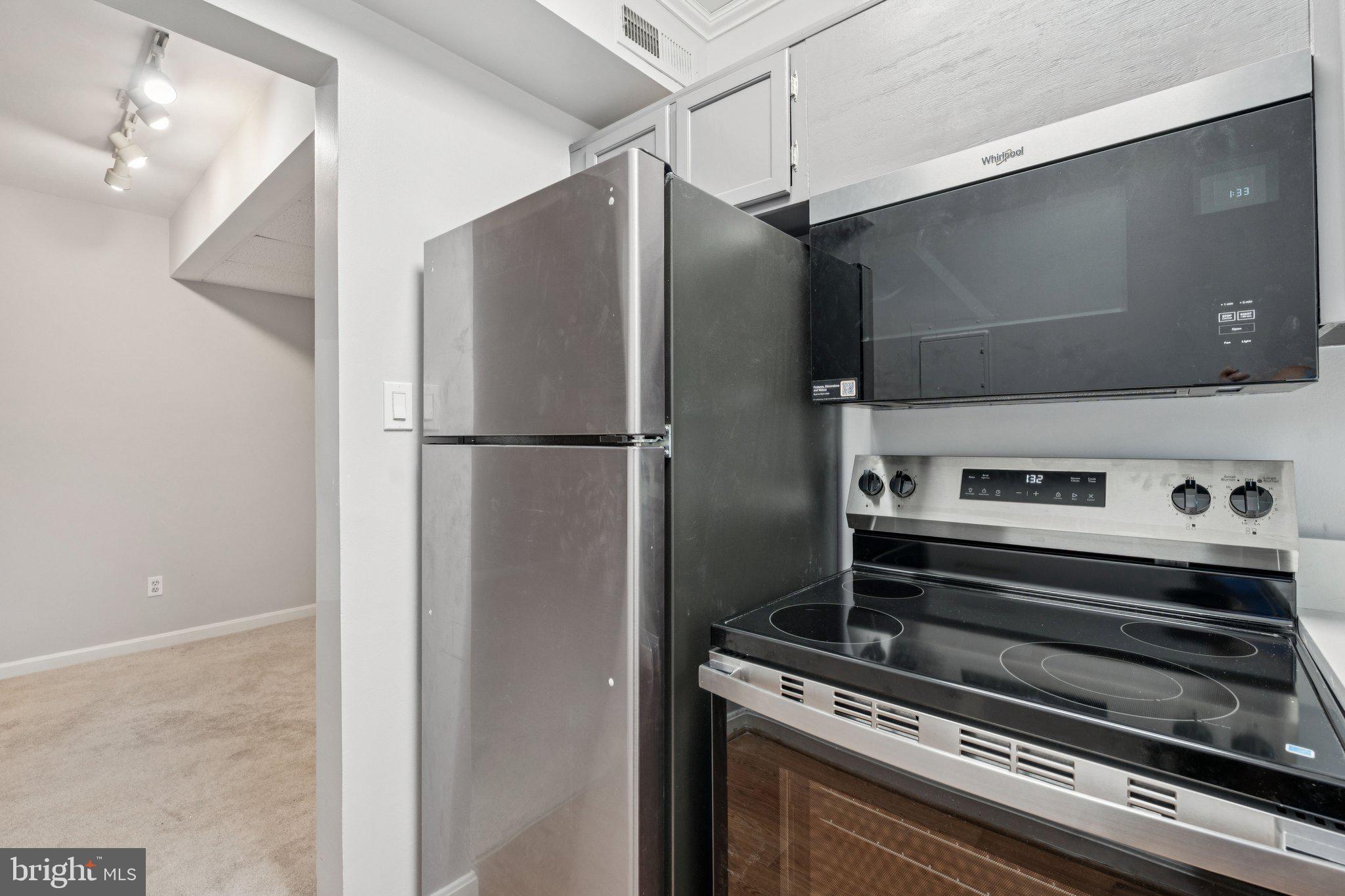 COLONIAL VILLAGE - Residential