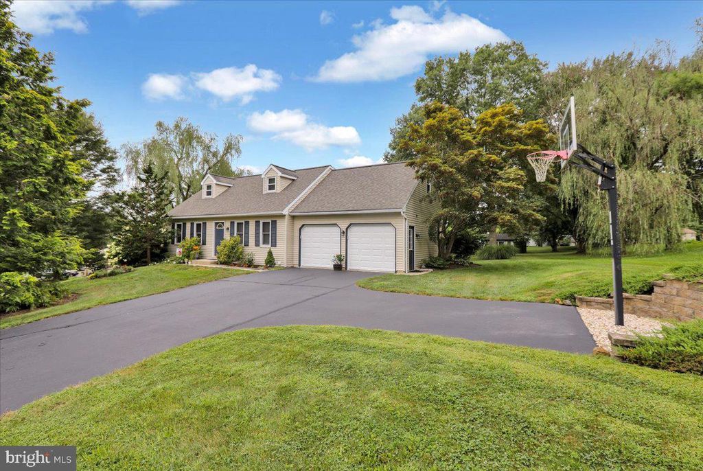 Photo of 275 Persimmon Lane, ELIZABETHTOWN, PA 17022 (MLS # PALA2074604)