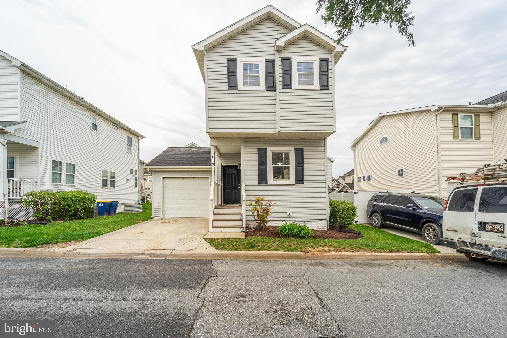 7609 BLUFF POINT LANE