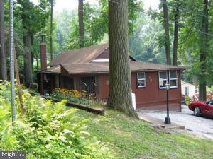 Charming 2-bedroom Cottage with view of the river on private land - Decking - Storage shed - Off-street parking - Bring your boat and enjoy the beautiful weather and views.