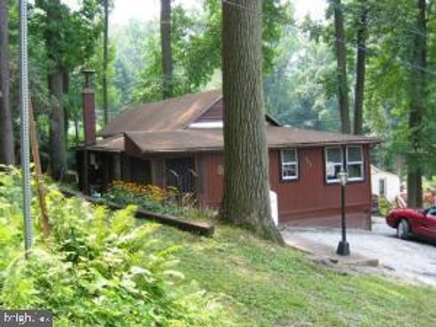 Charming 2-bedroom Cottage with view of the river on private land - Decking - Storage shed - Off-street parking - Bring your boat and enjoy the beautiful weather and views.