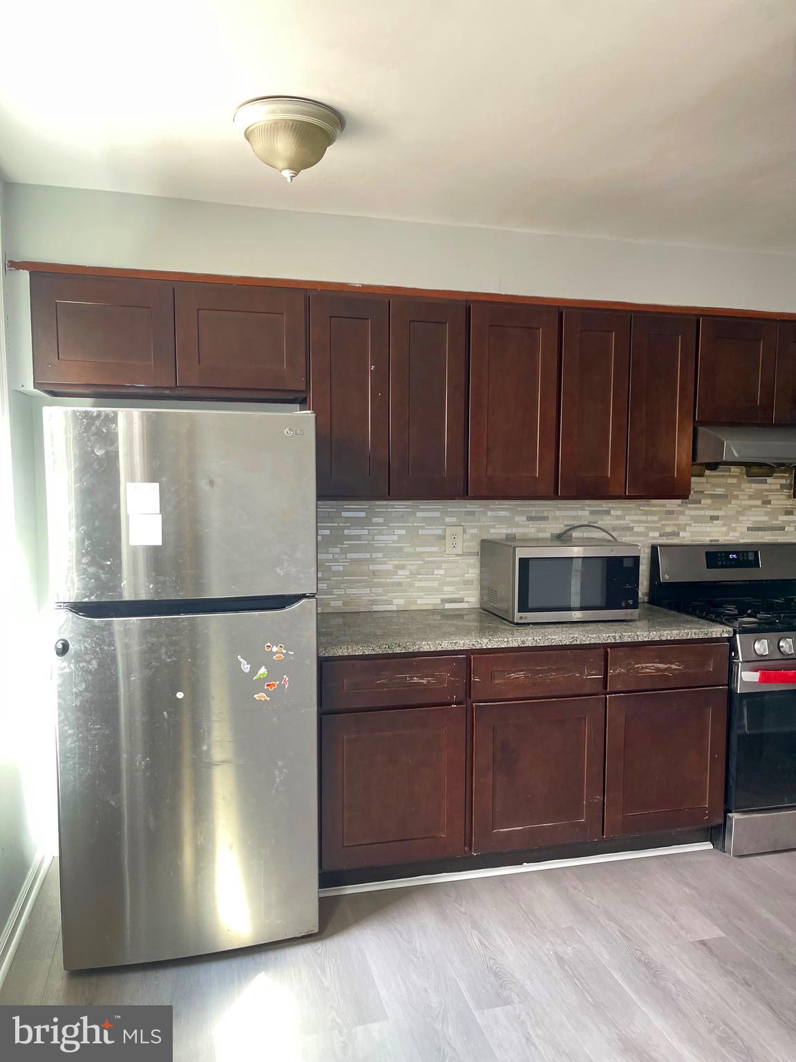 CASTOR GARDENS - Residential Lease