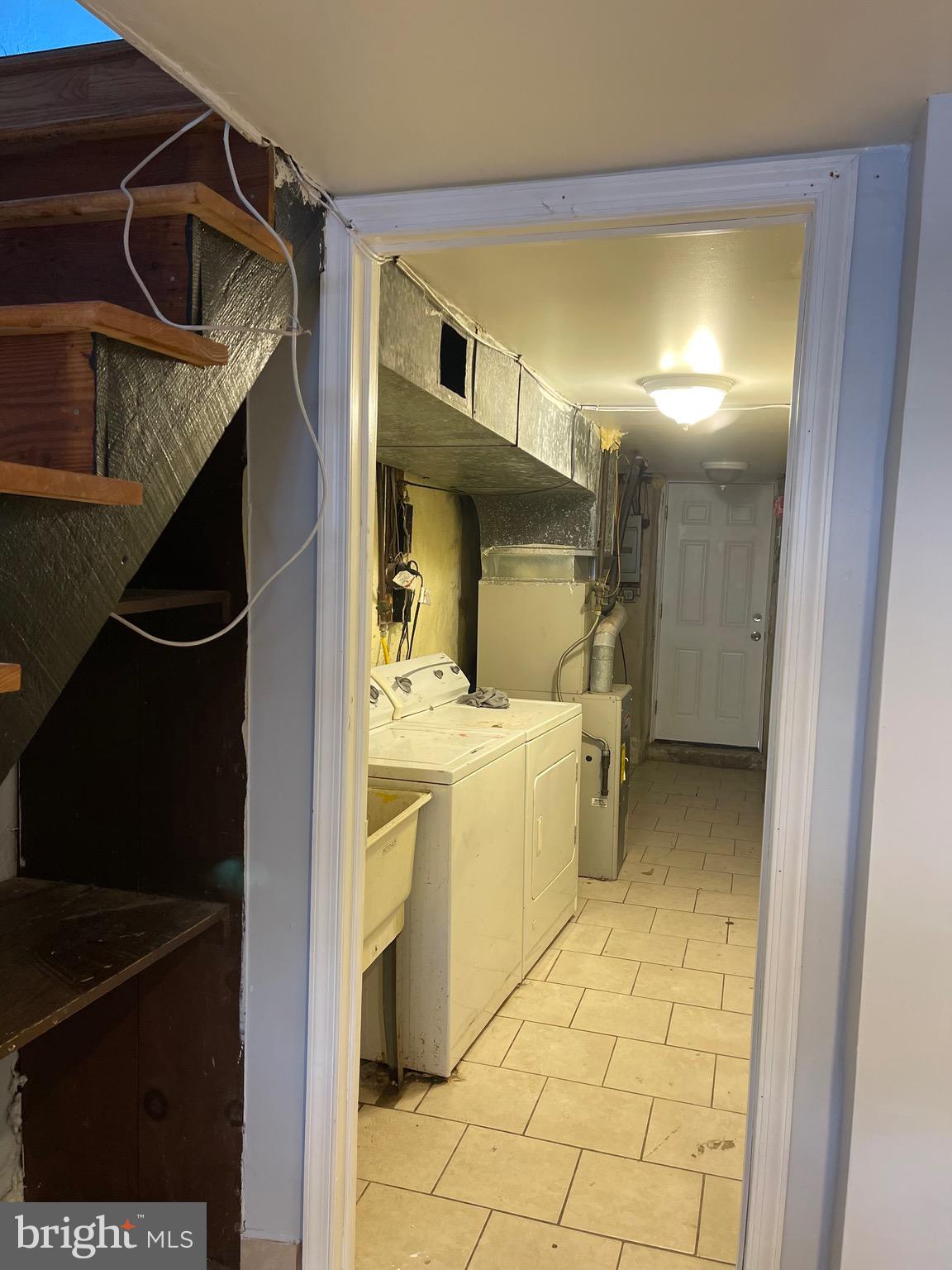 CASTOR GARDENS - Residential Lease