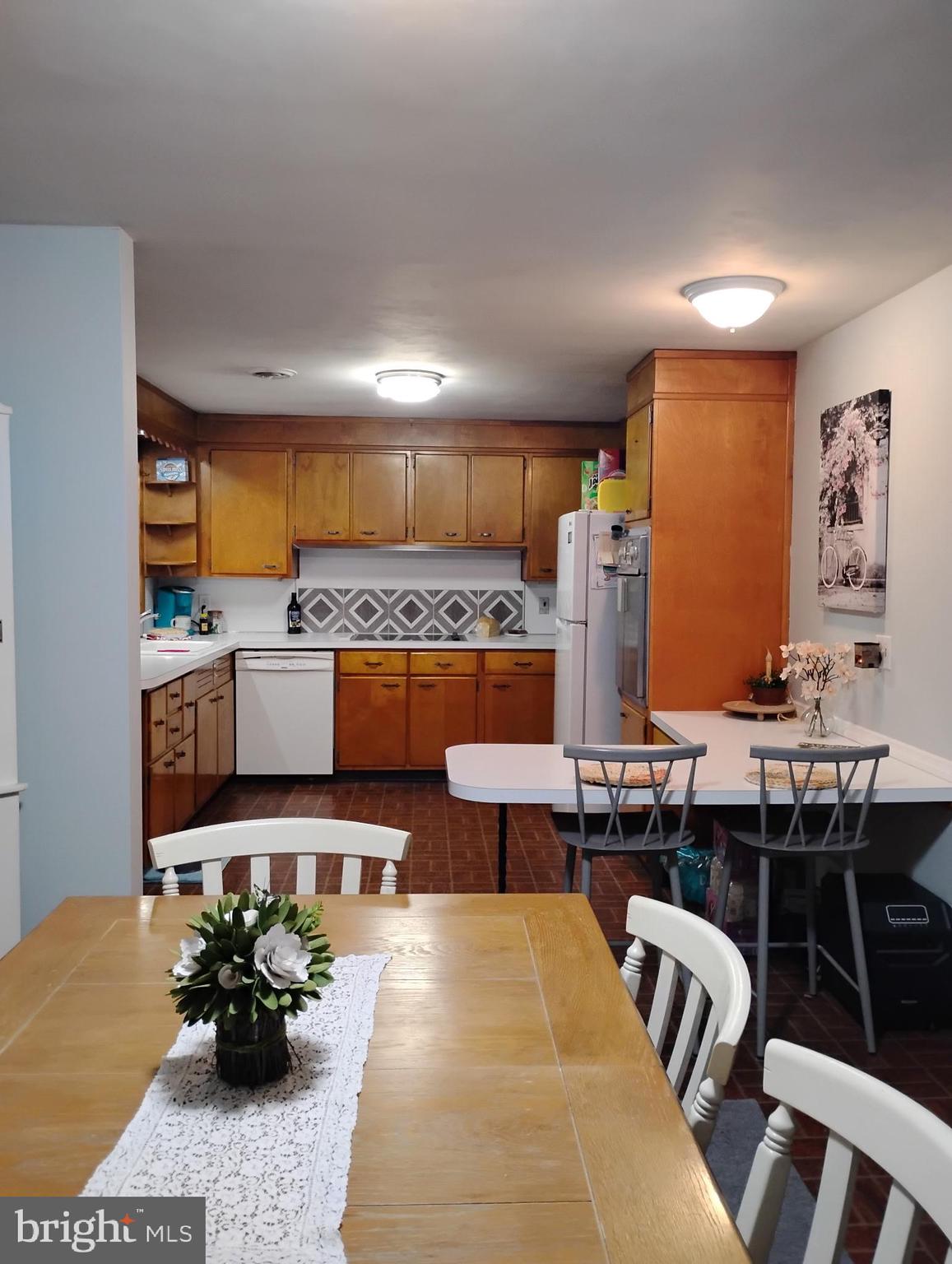 27 E HILL STREET