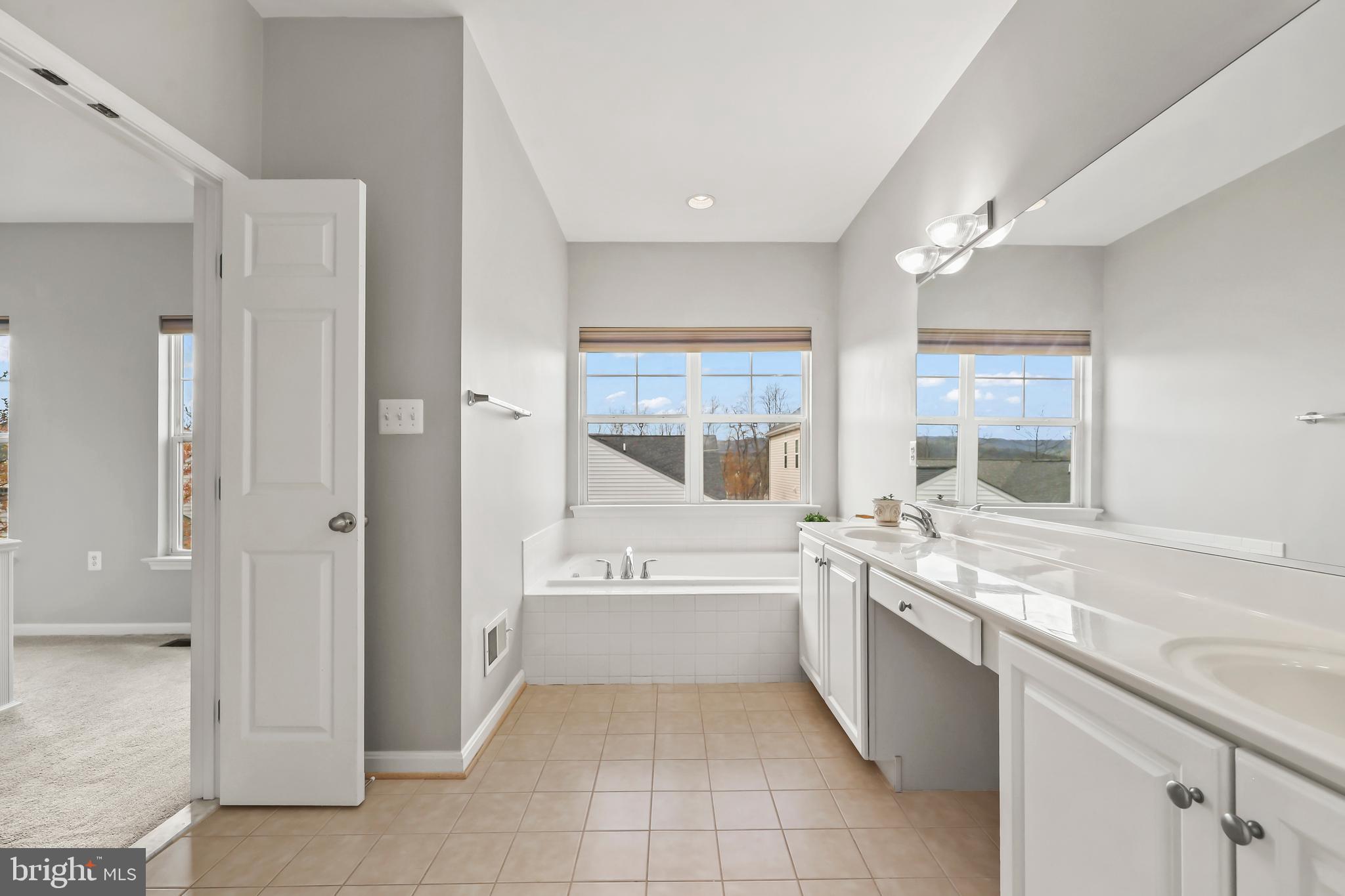 ROUND HILL - Residential