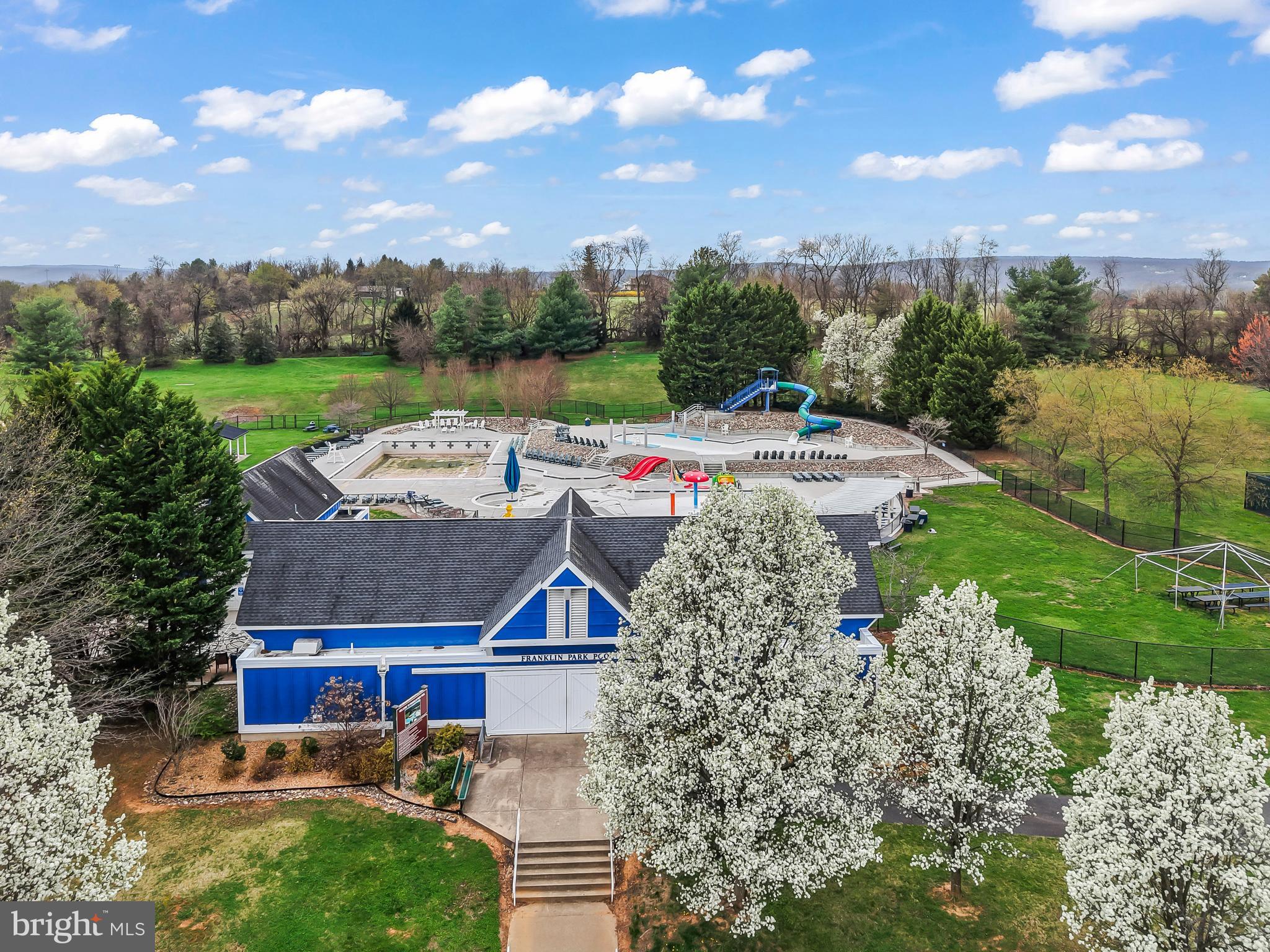 ROUND HILL - Residential