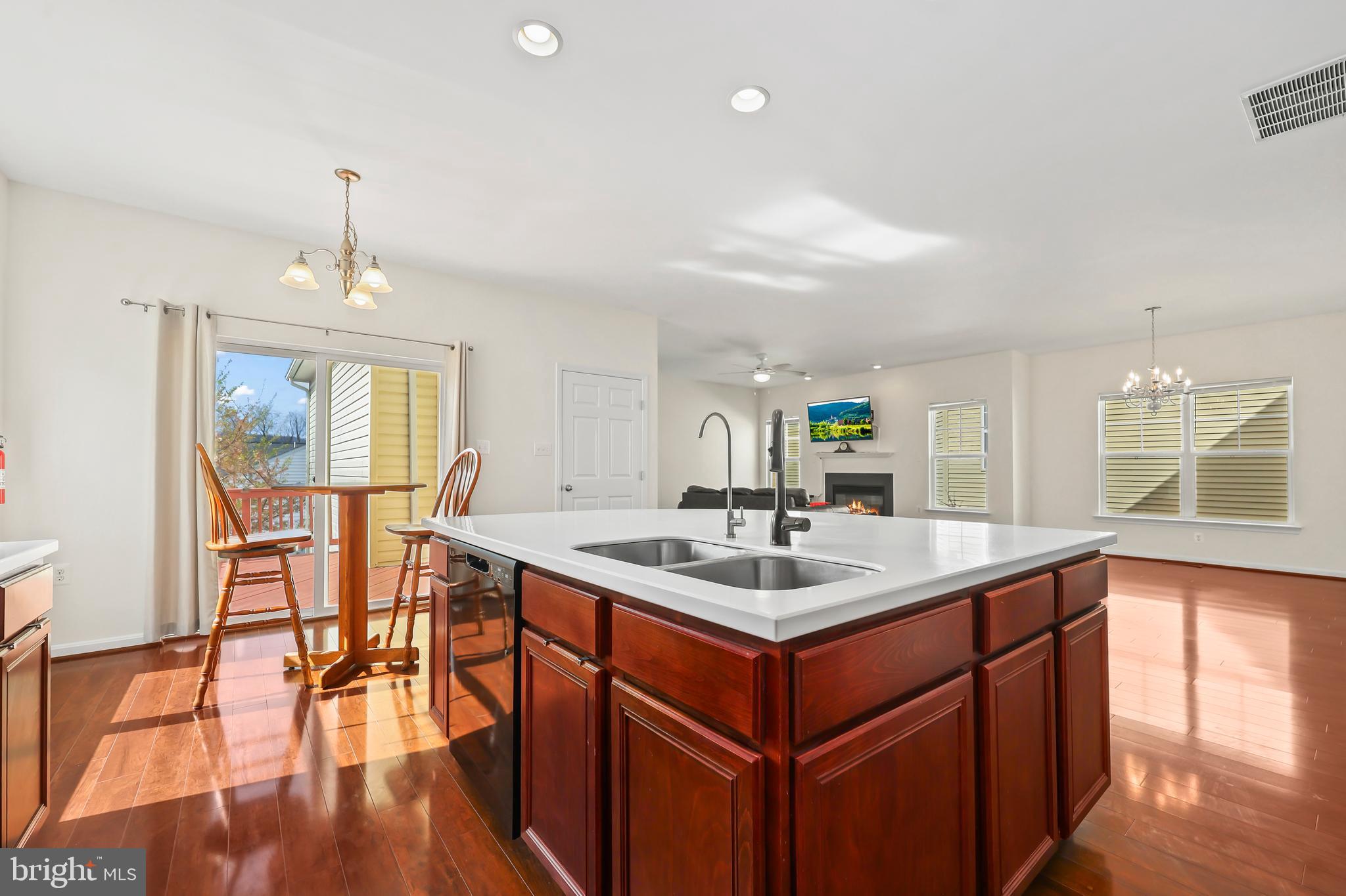 ROUND HILL - Residential