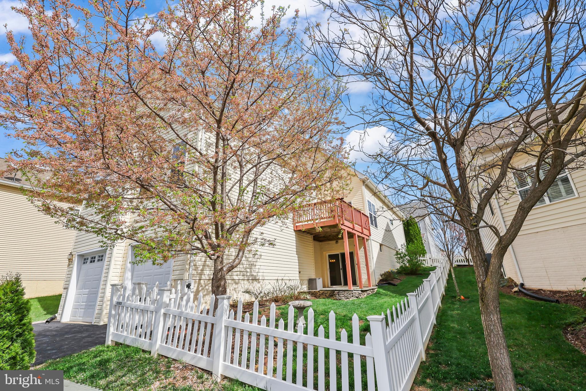 ROUND HILL - Residential