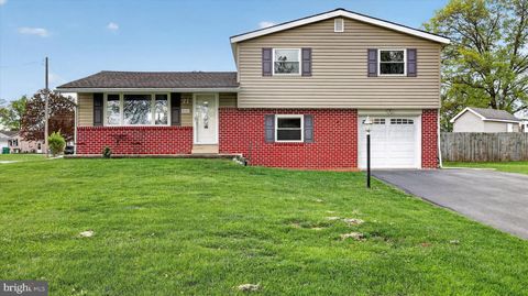 Photo of 15 Buckthorn Dr, CARLISLE, PA 17015 (MLS # PACB2053002)