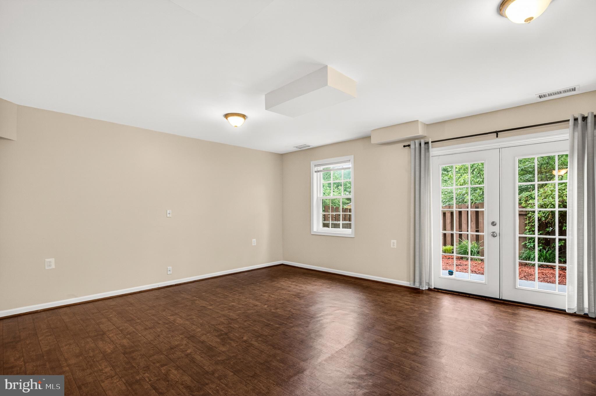 STRATHMEADE SQUARE - Residential