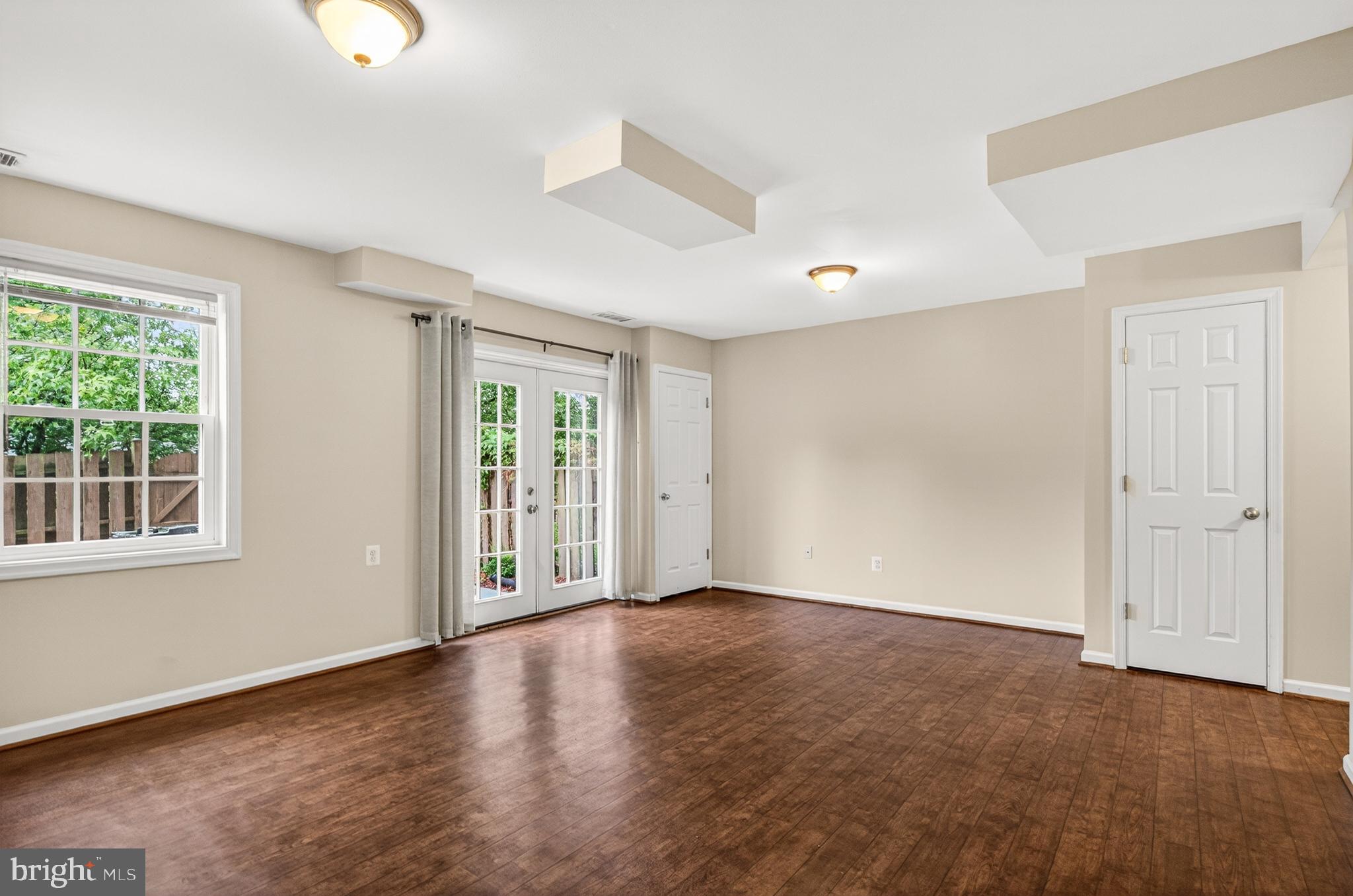 STRATHMEADE SQUARE - Residential