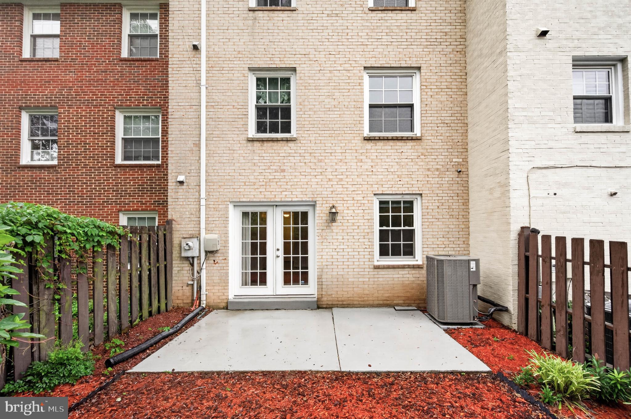 STRATHMEADE SQUARE - Residential