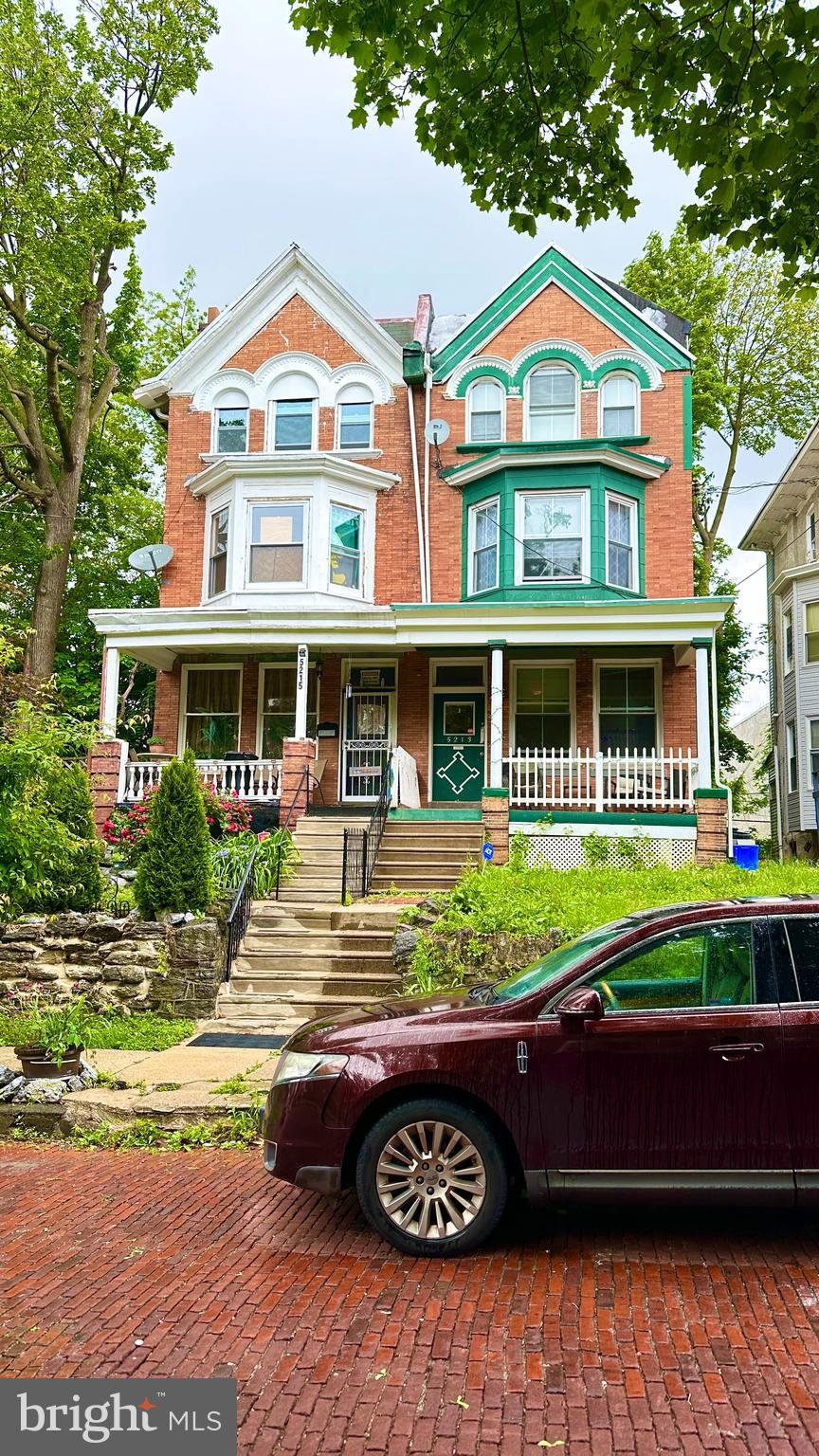 I have an amazing 5 bedroom house with 3.5 bathrooms. It has central air, large closets and private laundry. The kitchen comes with stainless steal appliances, deep sink, garbage disposal, dish washer, and a microwave. A beautiful backyard that would be great for outdoor use. Ideal for Drexel Medical students, because it's 5 blocks from the Queen Lane campus. Temple Med, PCOM and Jefferson University are close by as well.