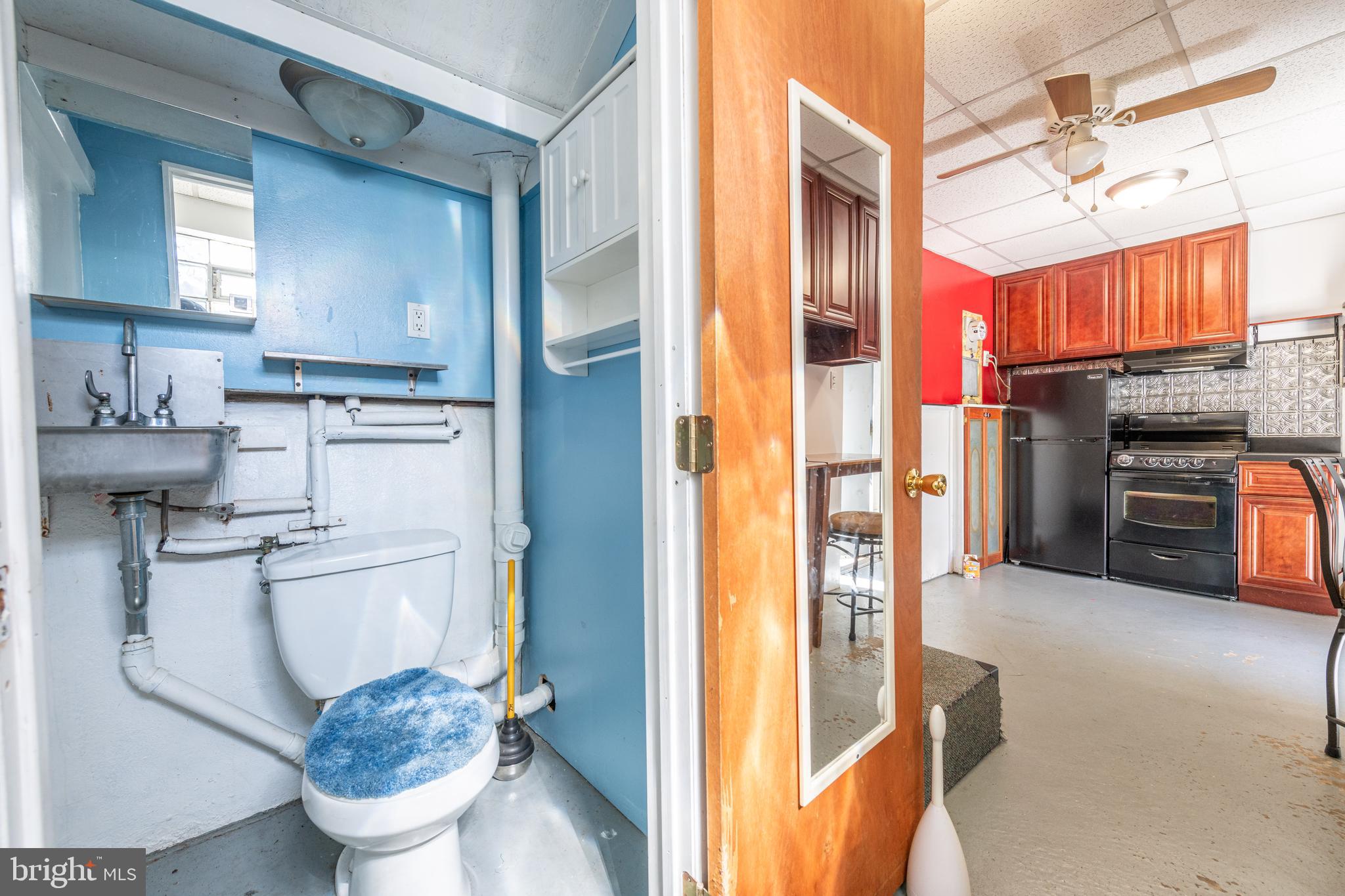 WHITMAN - Commercial Sale