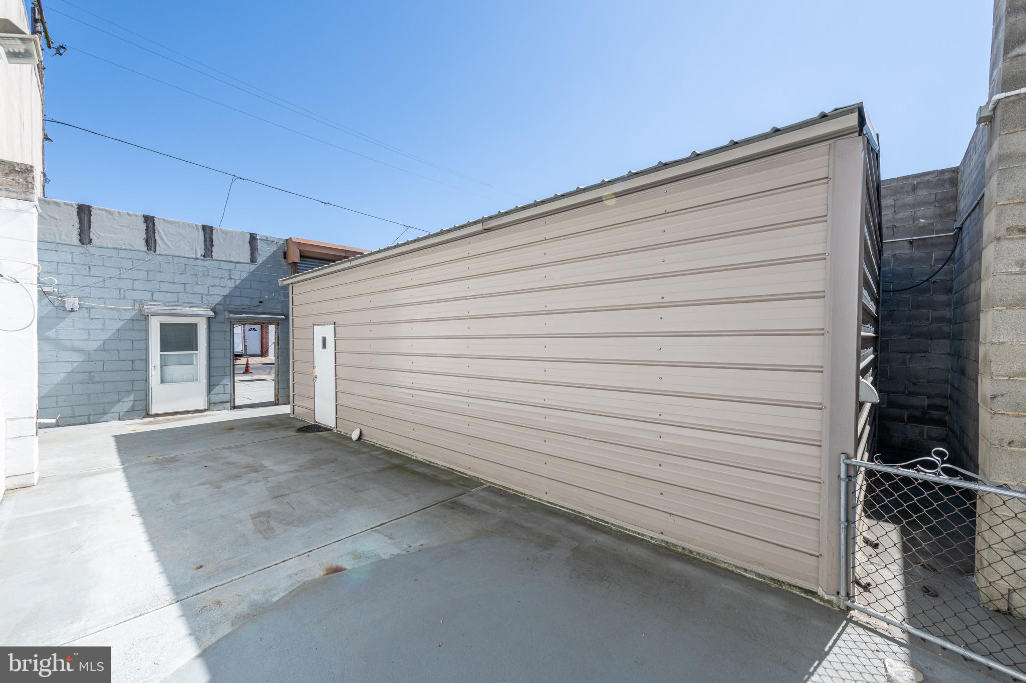 WHITMAN - Commercial Sale