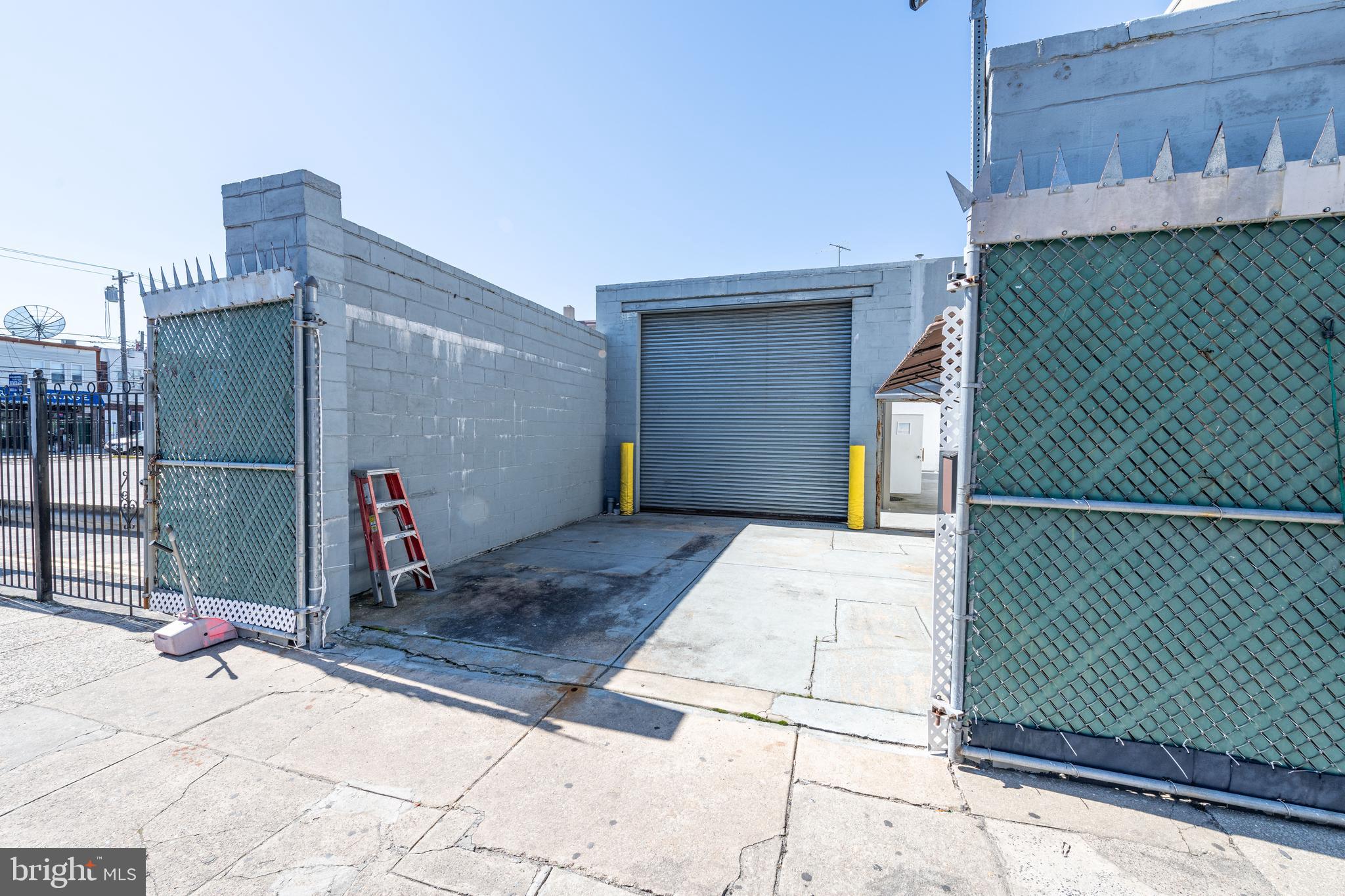 WHITMAN - Commercial Sale