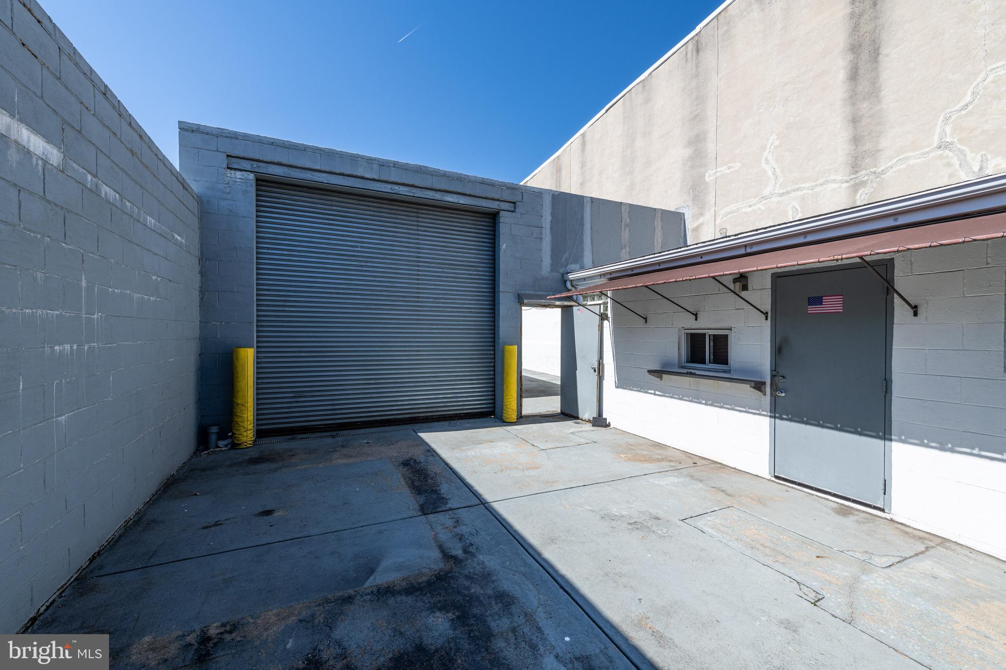 WHITMAN - Commercial Sale