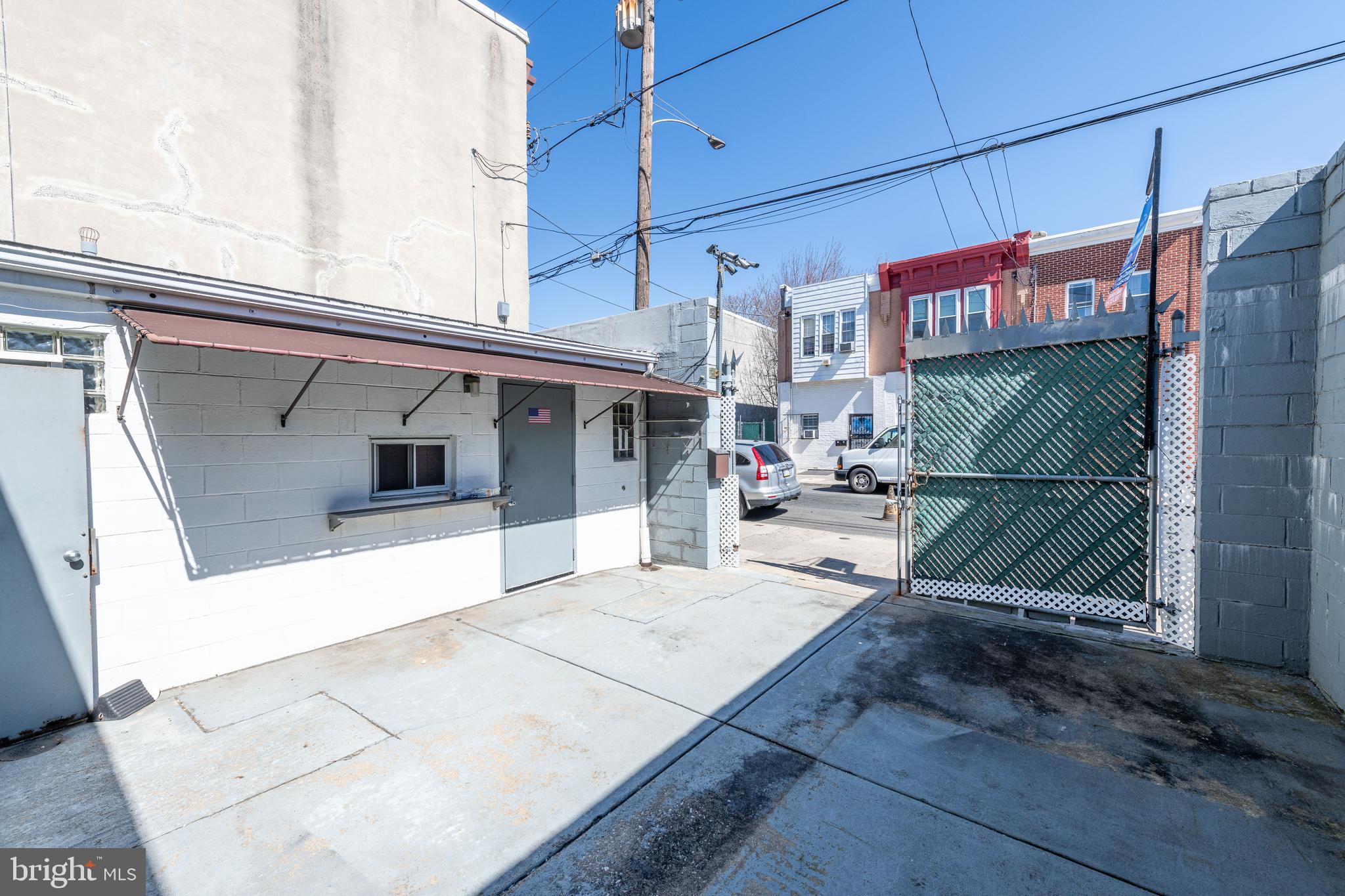 WHITMAN - Commercial Sale