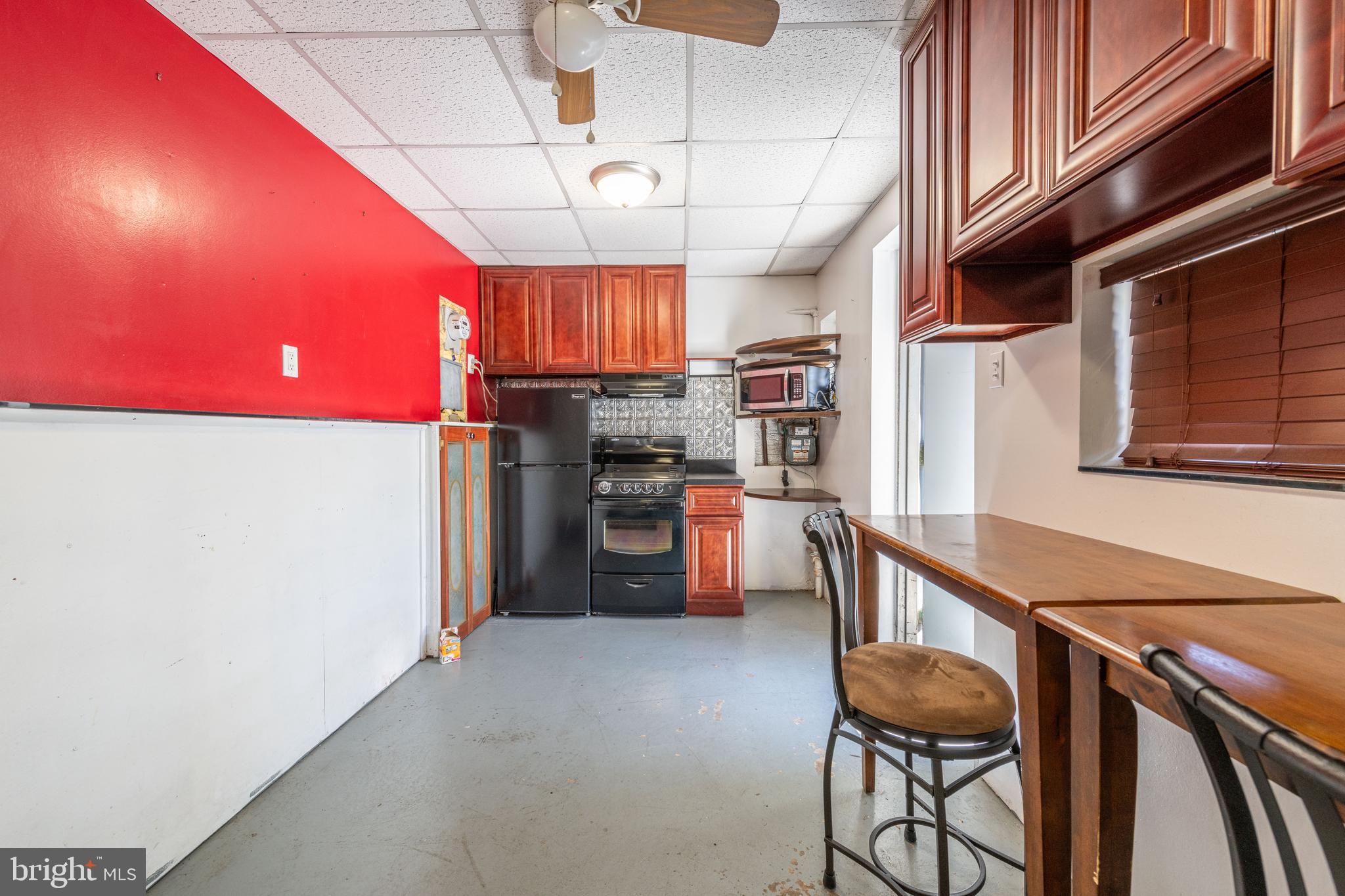 WHITMAN - Commercial Sale