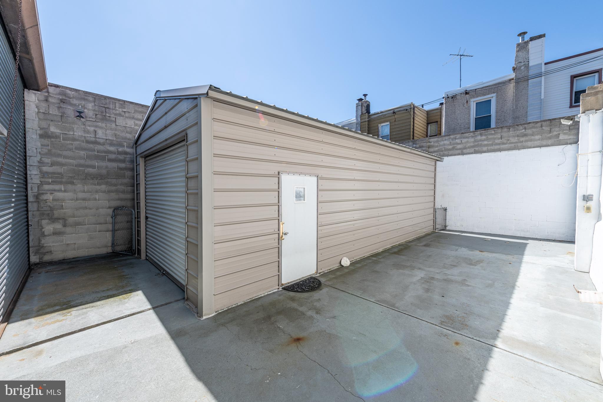 WHITMAN - Commercial Sale