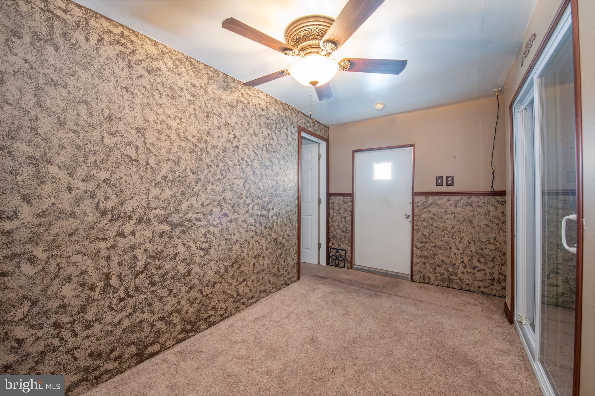 WHITMAN - Commercial Sale