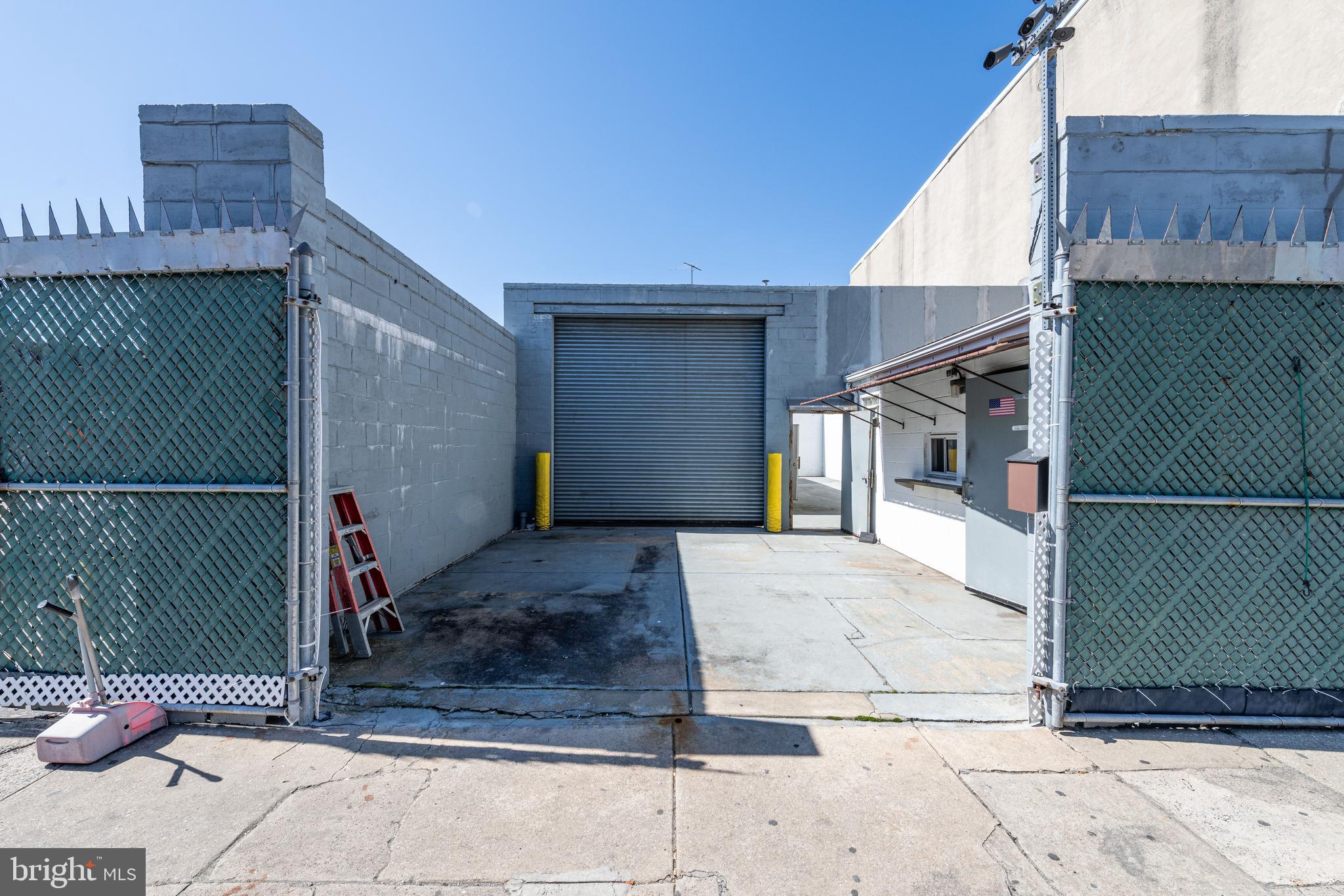 WHITMAN - Commercial Sale