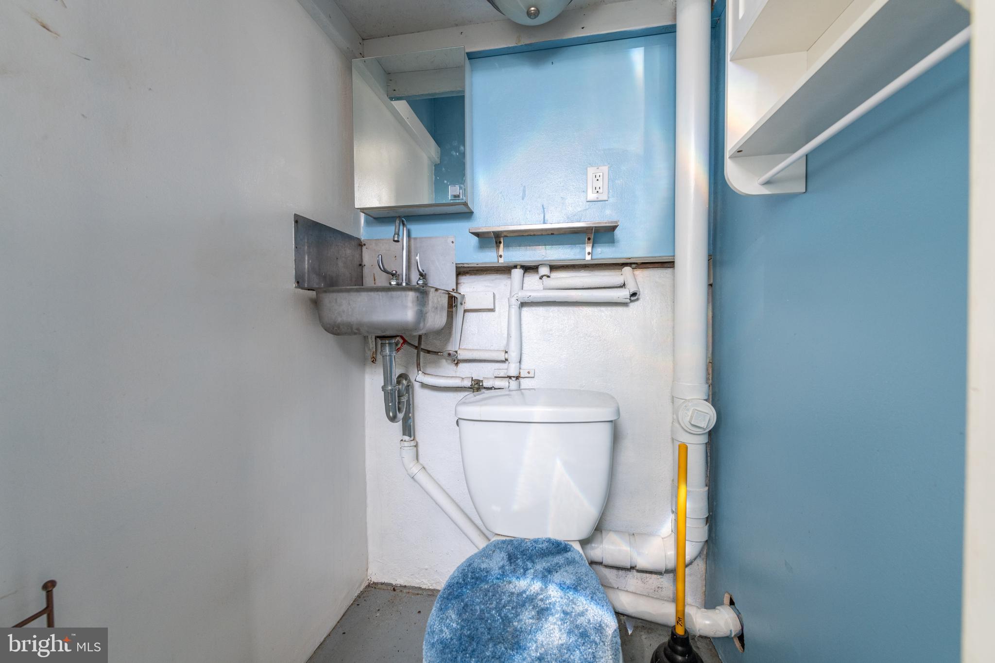 WHITMAN - Commercial Sale