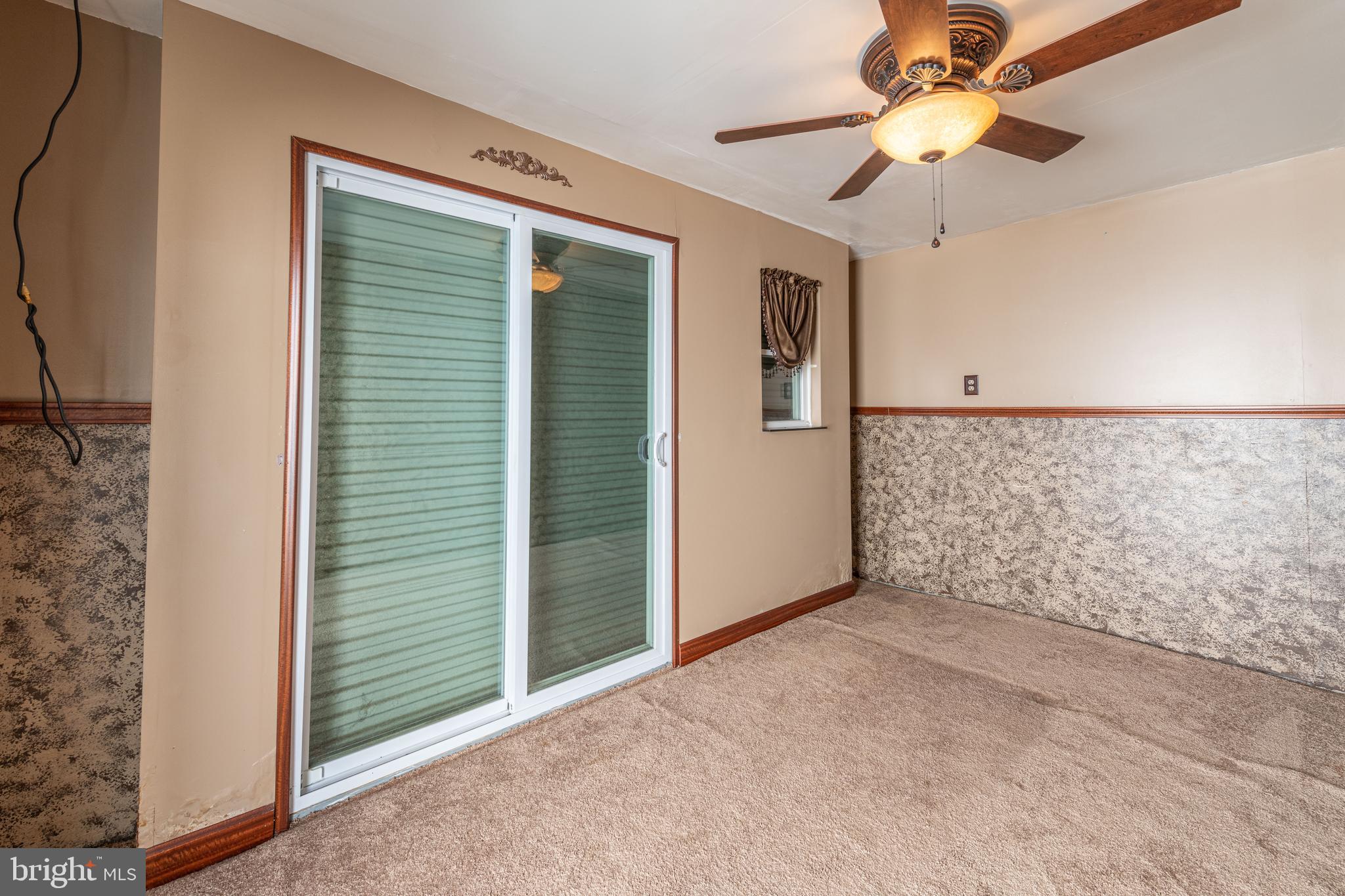 WHITMAN - Commercial Sale