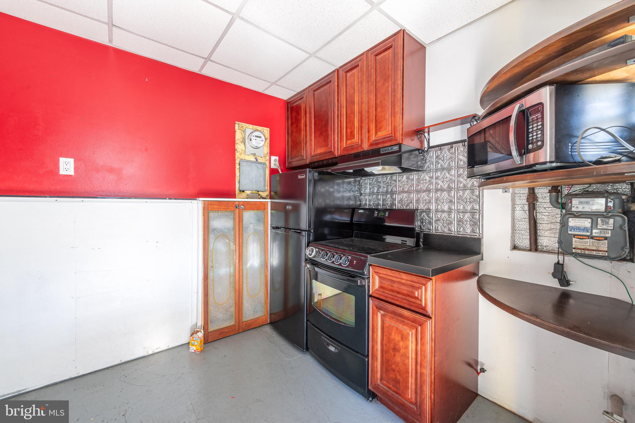 WHITMAN - Commercial Sale