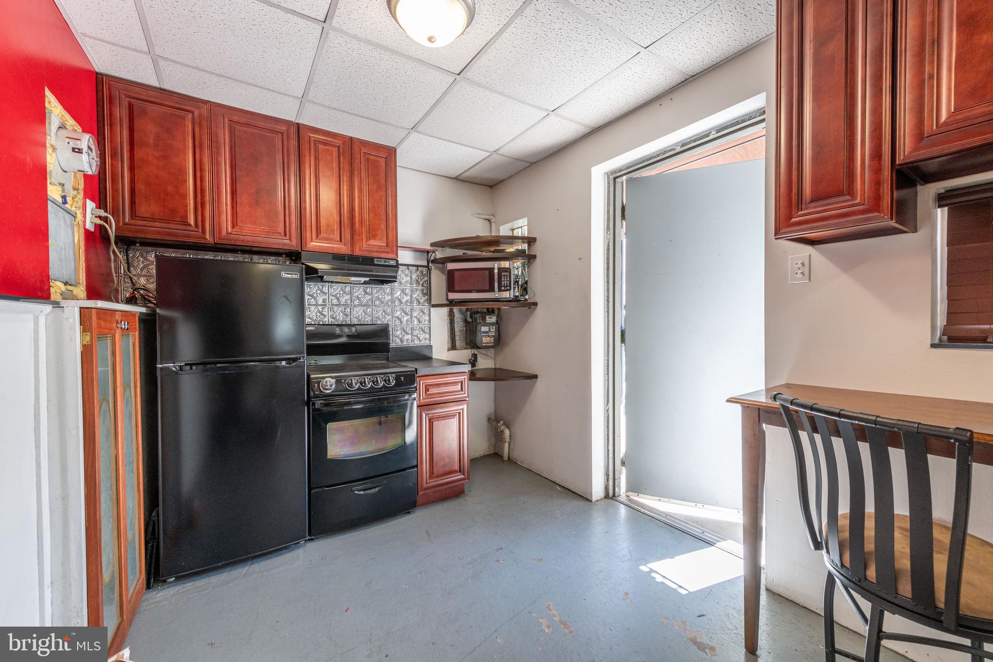 WHITMAN - Commercial Sale