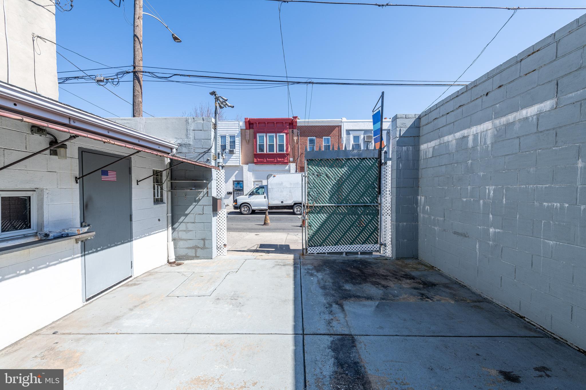 WHITMAN - Commercial Sale