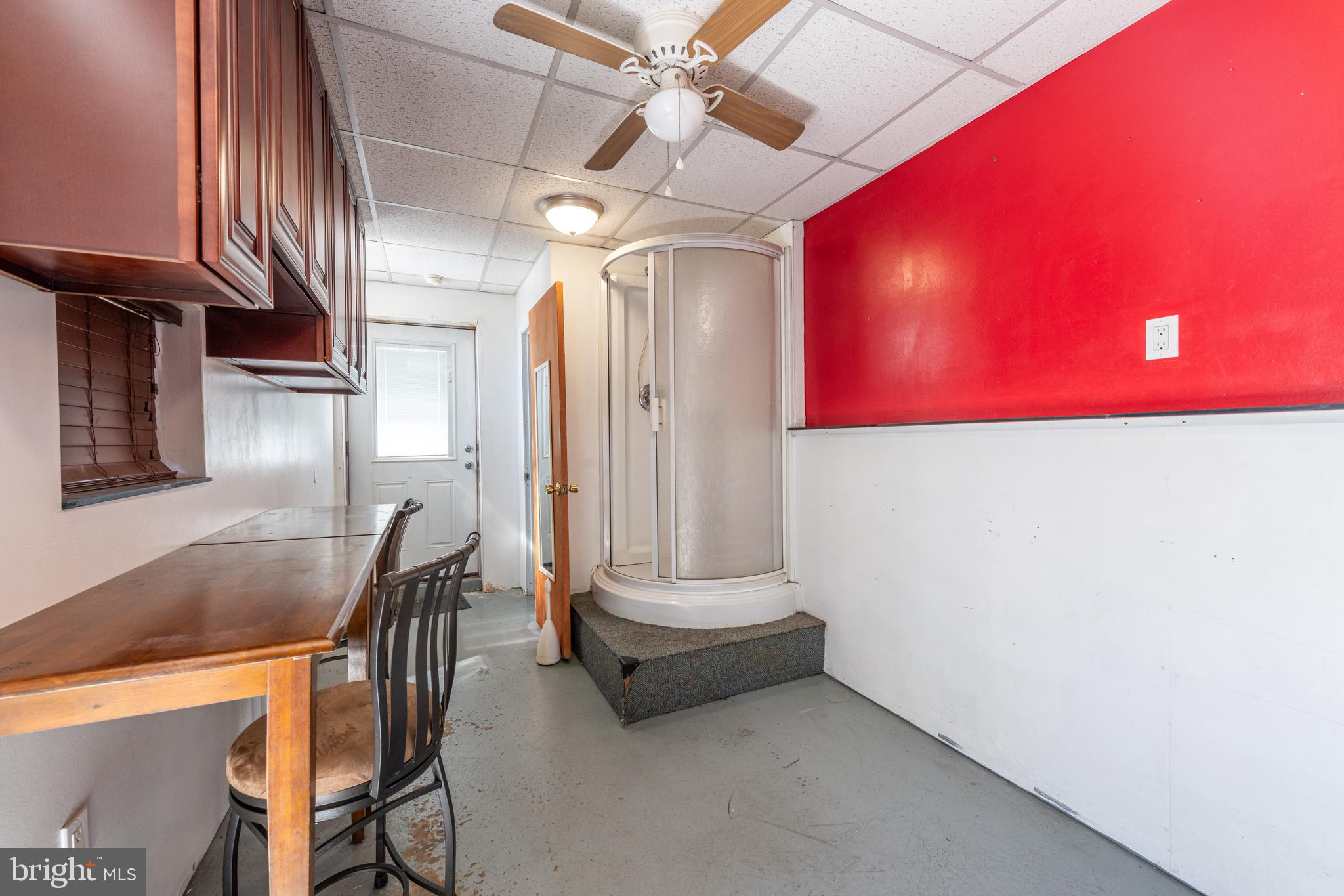 WHITMAN - Commercial Sale