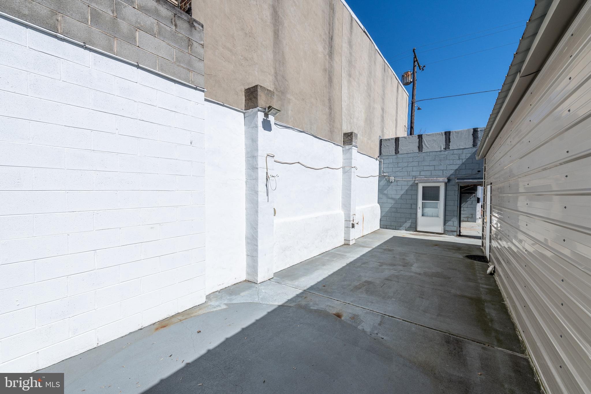 WHITMAN - Commercial Sale