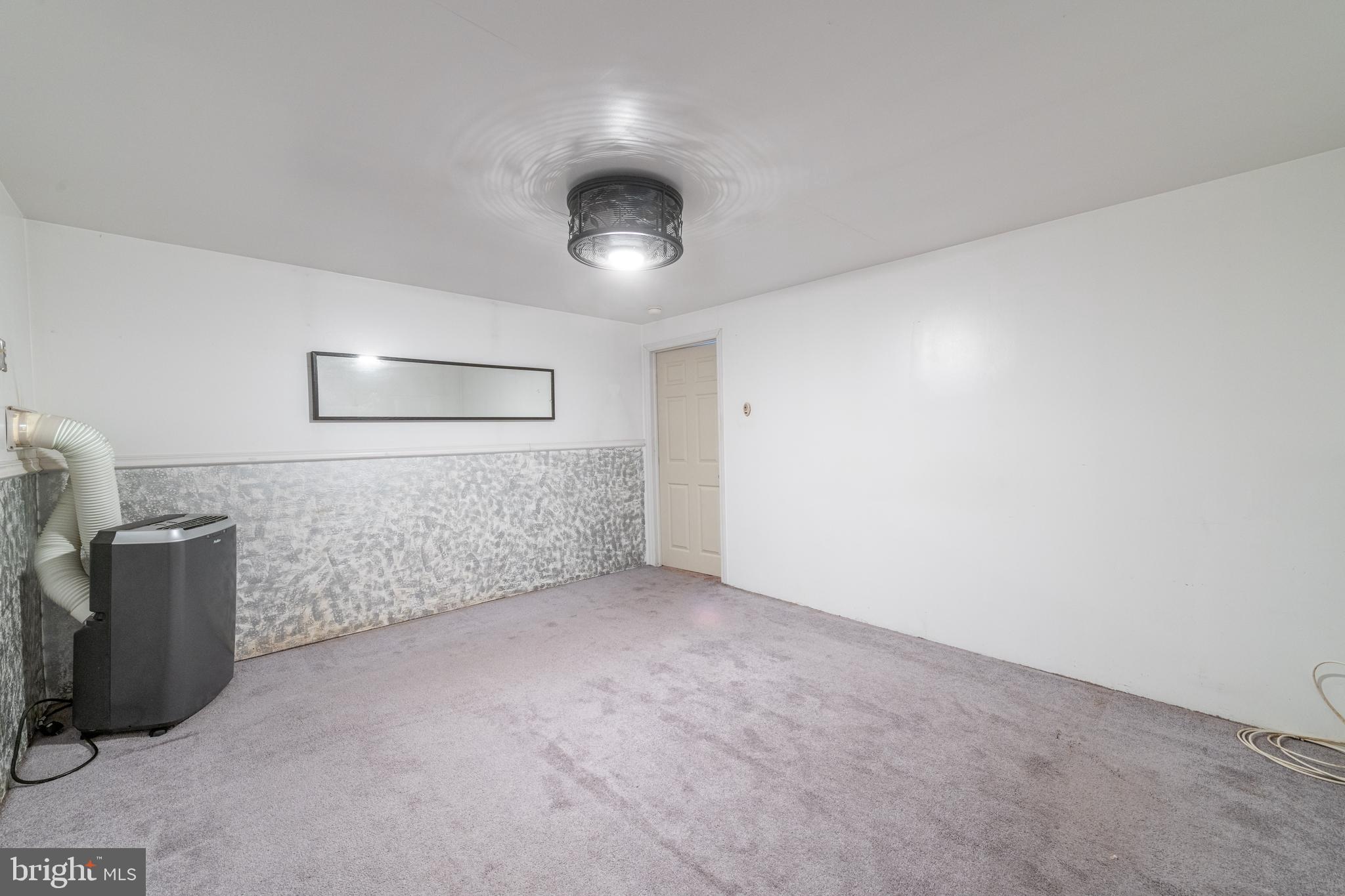 WHITMAN - Commercial Sale